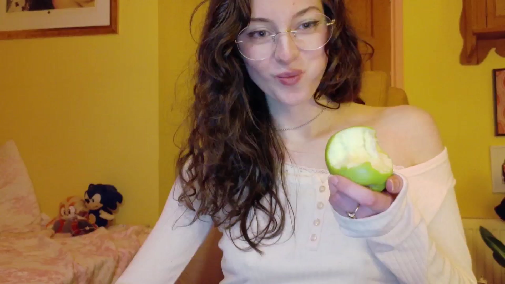 Gallery image thumbnail from porcelaincity's myfreecams stream on, 11/17/2025, 18:46 image 18 of 20