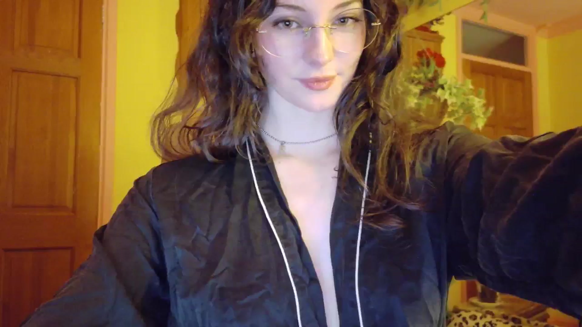 Gallery image thumbnail from porcelaincity's myfreecams stream on, 12/02/2025, 18:22 image 17 of 20