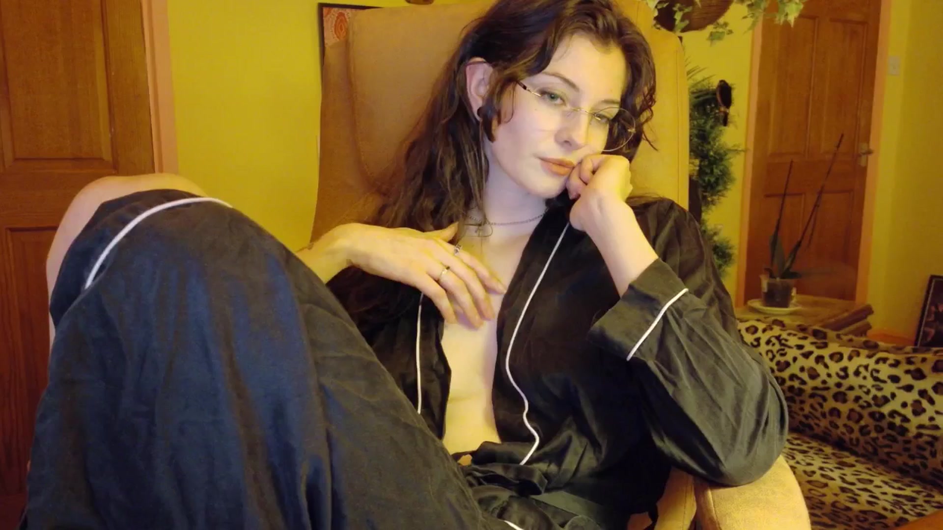 Gallery image thumbnail from porcelaincity's myfreecams stream on, 12/02/2025, 18:22 image 15 of 20