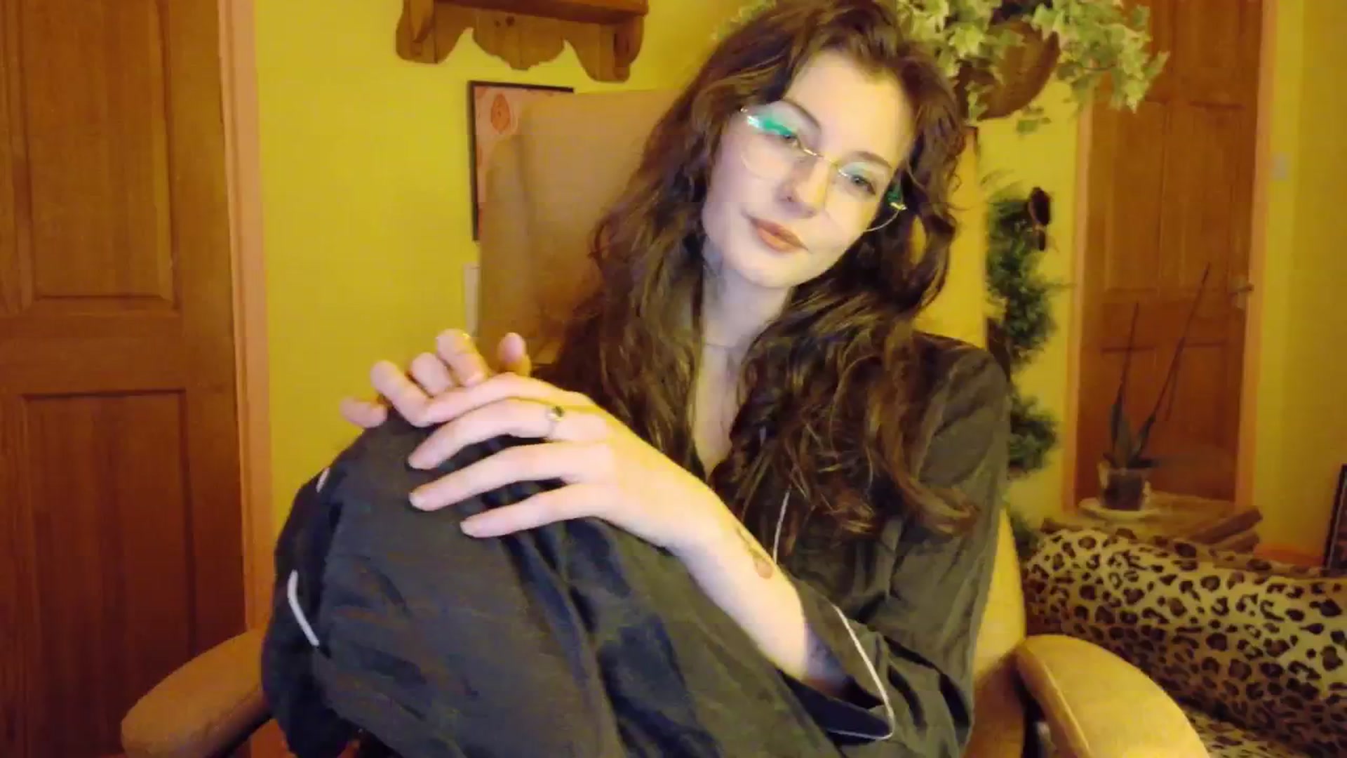 Gallery image thumbnail from porcelaincity's myfreecams stream on, 12/02/2025, 18:22 image 4 of 20