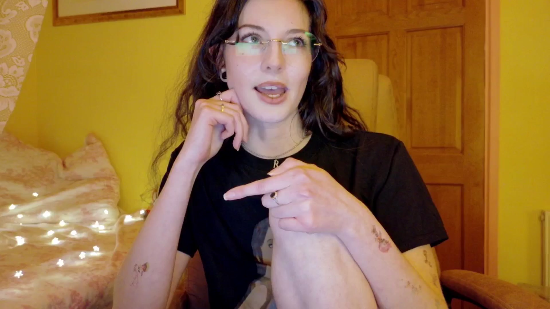 Gallery image thumbnail from porcelaincity's myfreecams stream on, 12/04/2025, 21:15 image 1 of 20