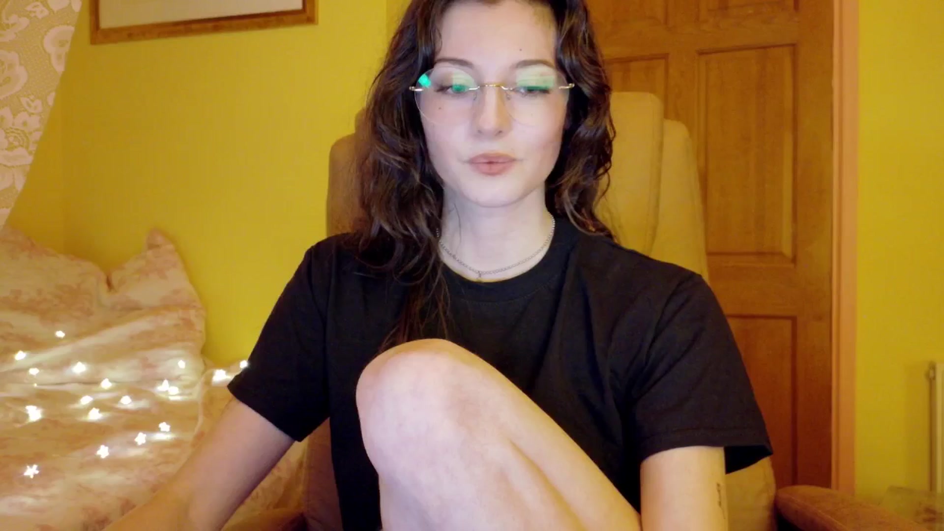Gallery image thumbnail from porcelaincity's myfreecams stream on, 12/04/2025, 21:15 image 20 of 20