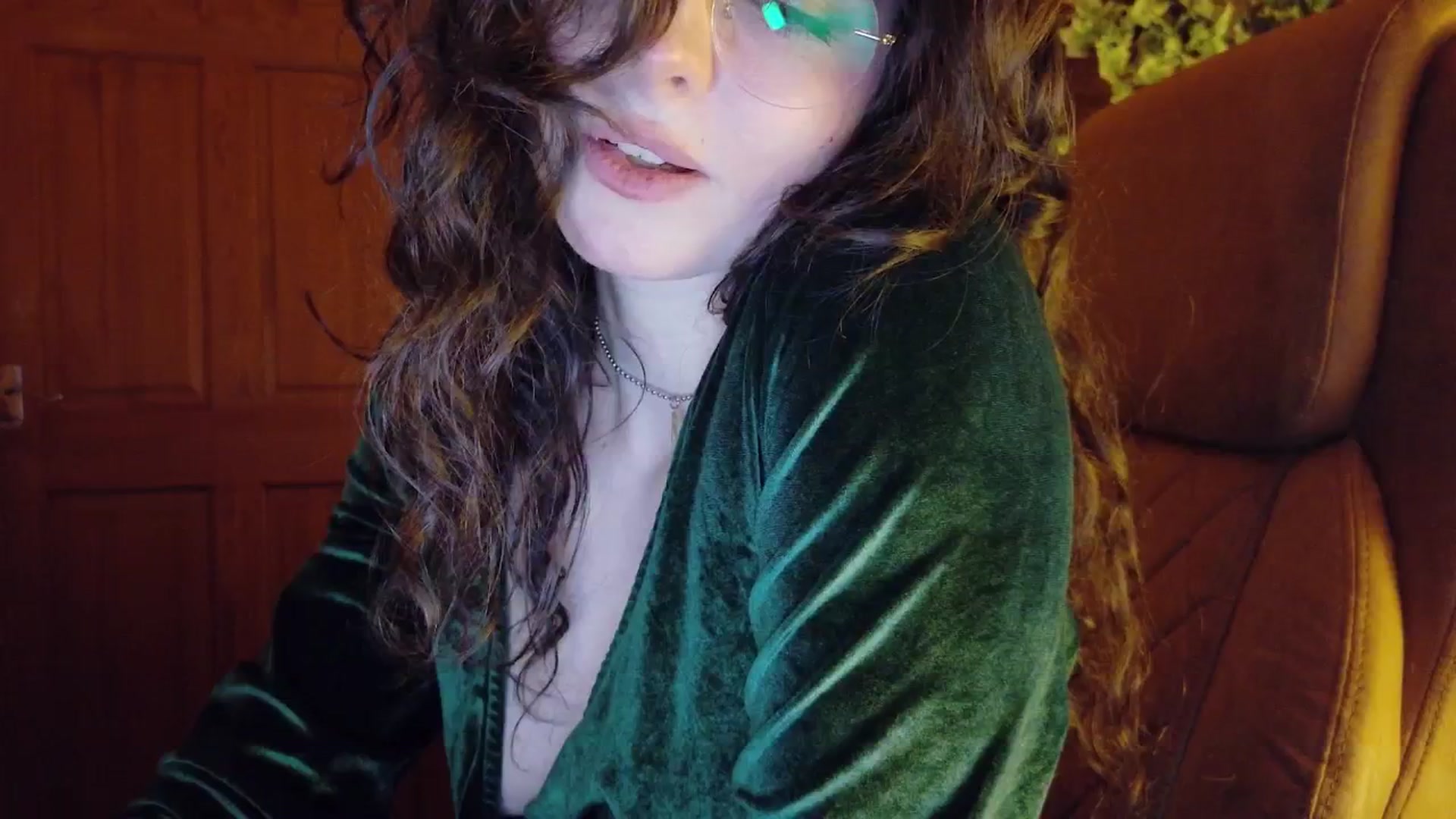 Gallery image thumbnail from porcelaincity's myfreecams stream on, 12/13/2025, 17:10 image 13 of 20