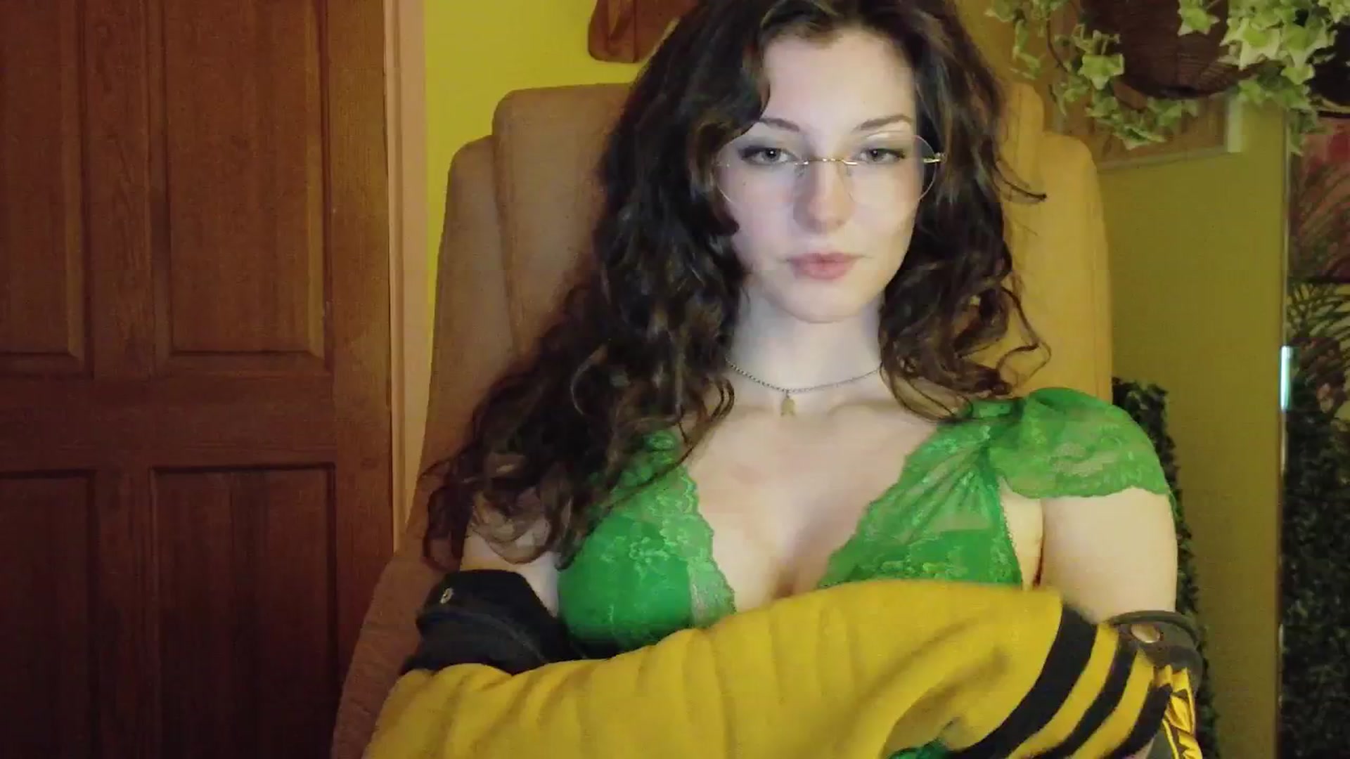 Gallery image thumbnail from porcelaincity's myfreecams stream on, 12/15/2025, 17:11 image 12 of 20
