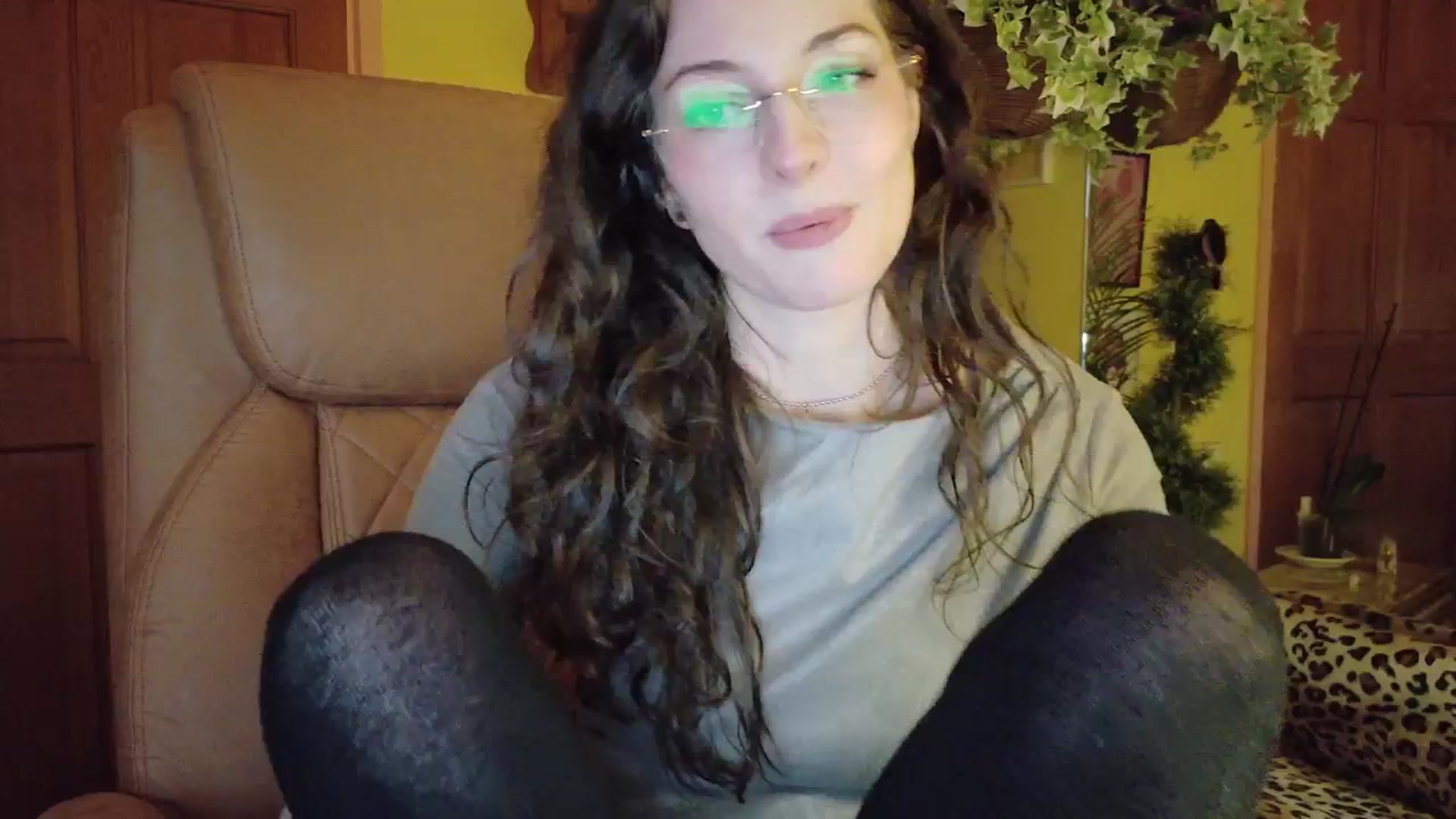 Gallery image thumbnail from porcelaincity's myfreecams stream on, 12/16/2025, 17:20 image 12 of 20