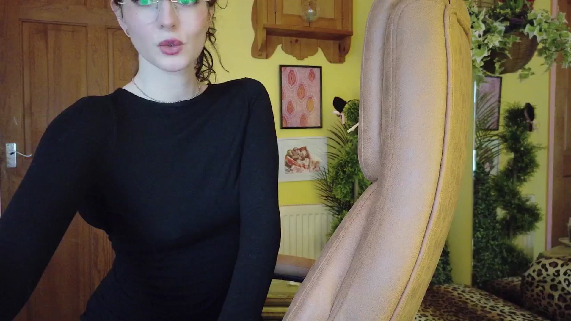 Gallery image thumbnail from porcelaincity's myfreecams stream on, 12/18/2025, 16:15 image 5 of 20
