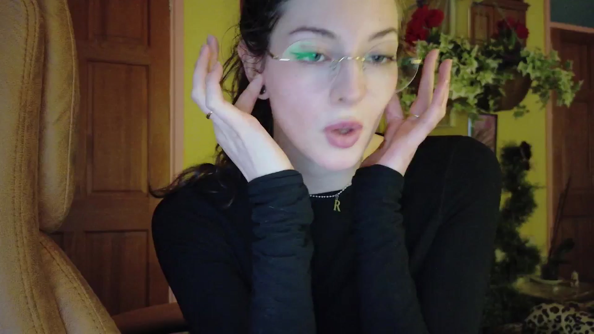 Gallery image thumbnail from porcelaincity's myfreecams stream on, 12/18/2025, 16:15 image 17 of 20