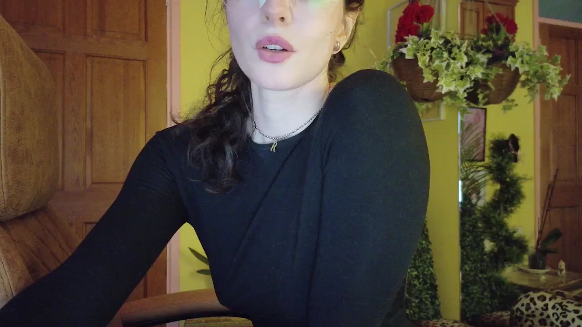 Gallery image thumbnail from porcelaincity's myfreecams stream on, 12/18/2025, 16:15 image 15 of 20