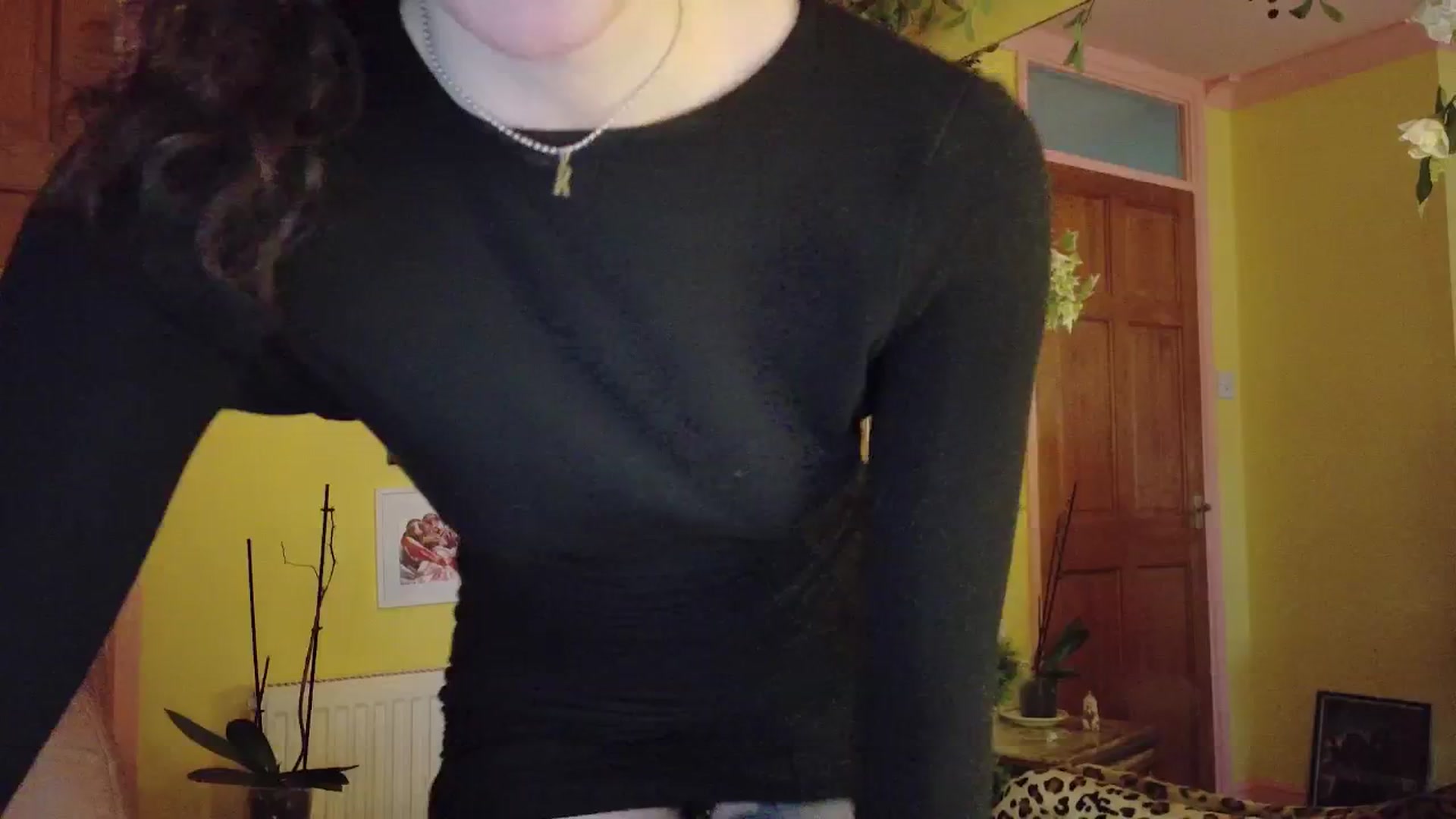 Gallery image thumbnail from porcelaincity's myfreecams stream on, 12/18/2025, 16:15 image 14 of 20