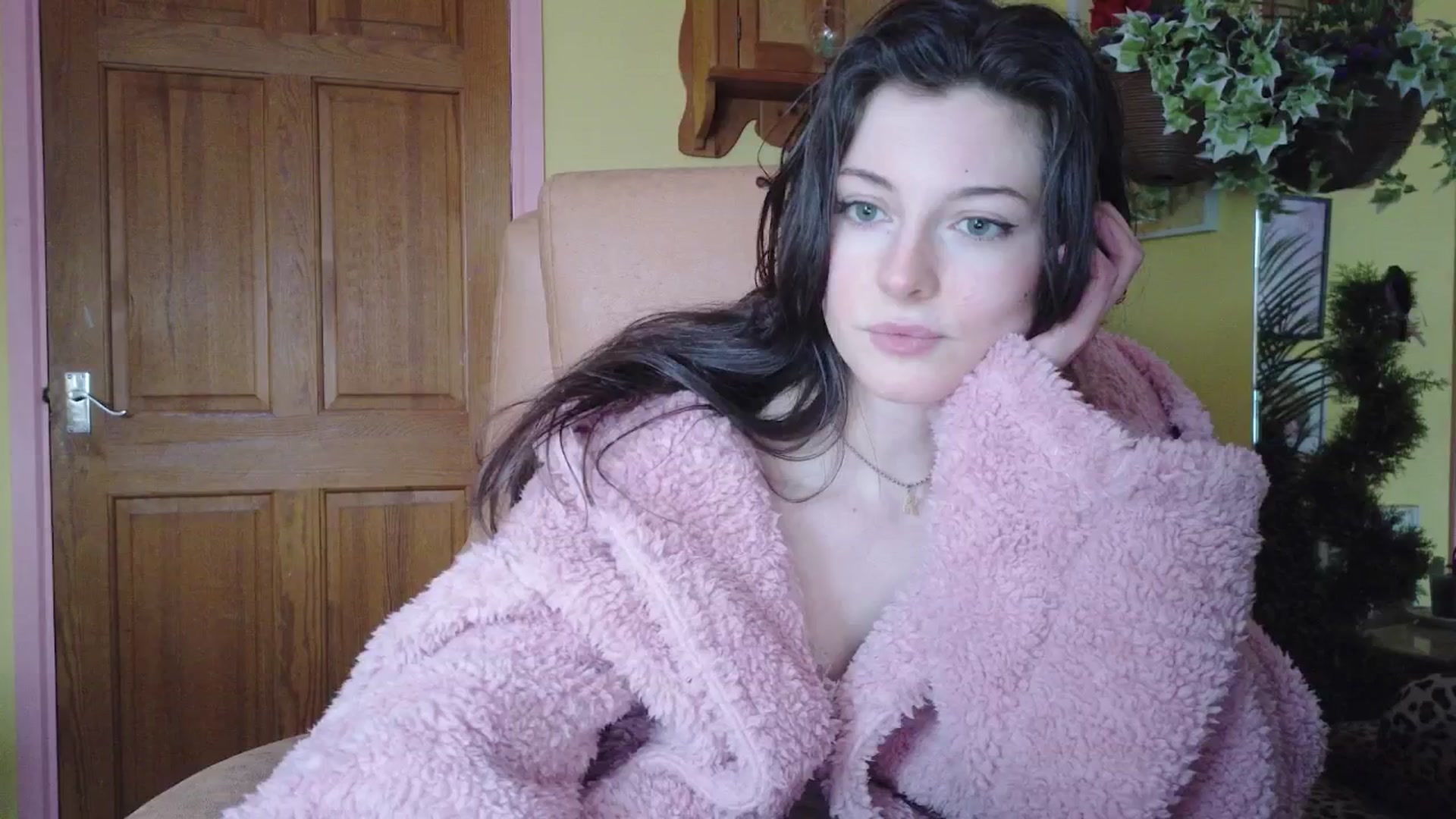 Gallery image thumbnail from porcelaincity's myfreecams stream on, 02/04/2026, 15:57 image 13 of 20