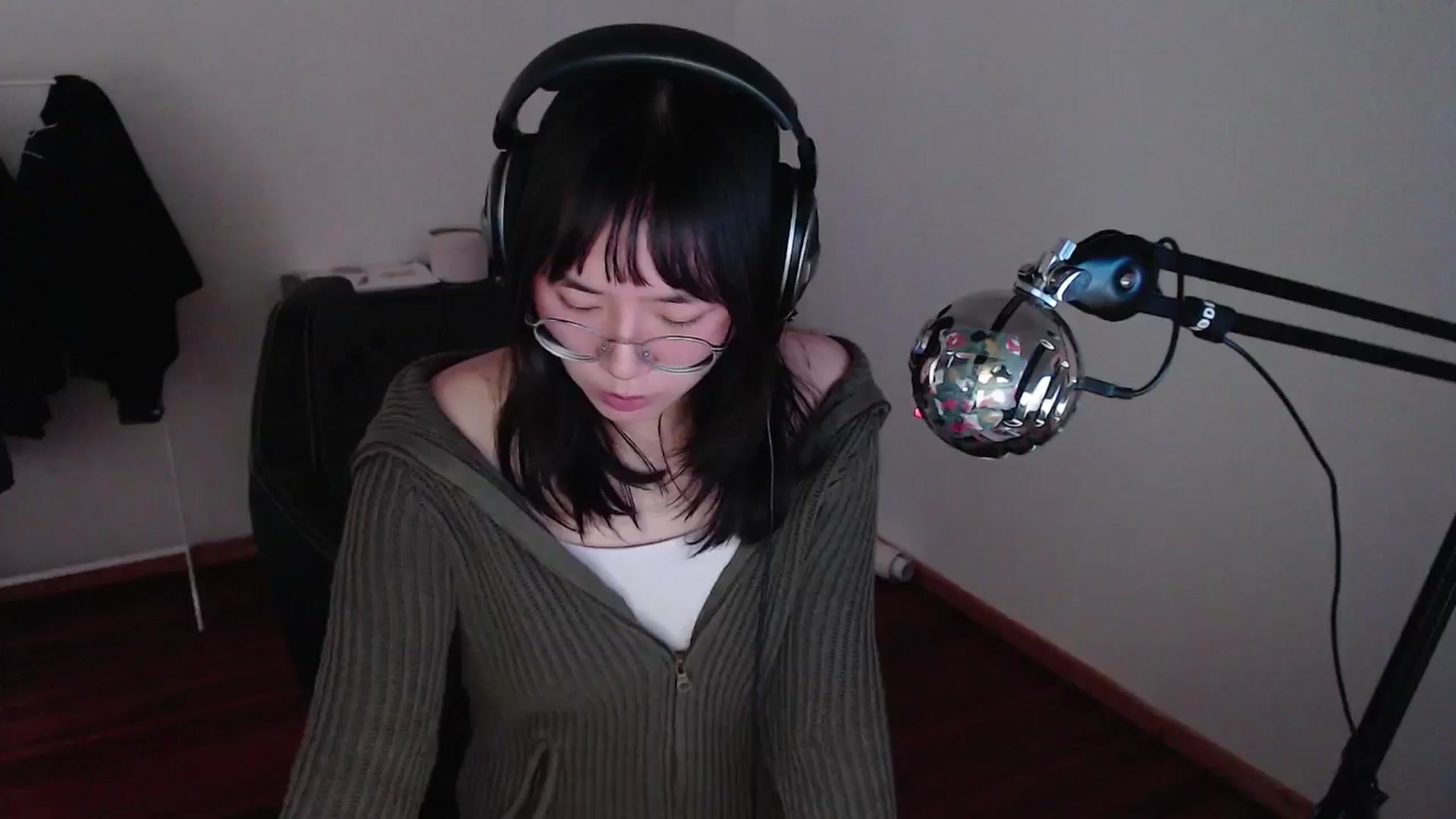 Gallery image thumbnail from ppshredder's myfreecams stream on, 10/17/2024, 12:50 image 15 of 20