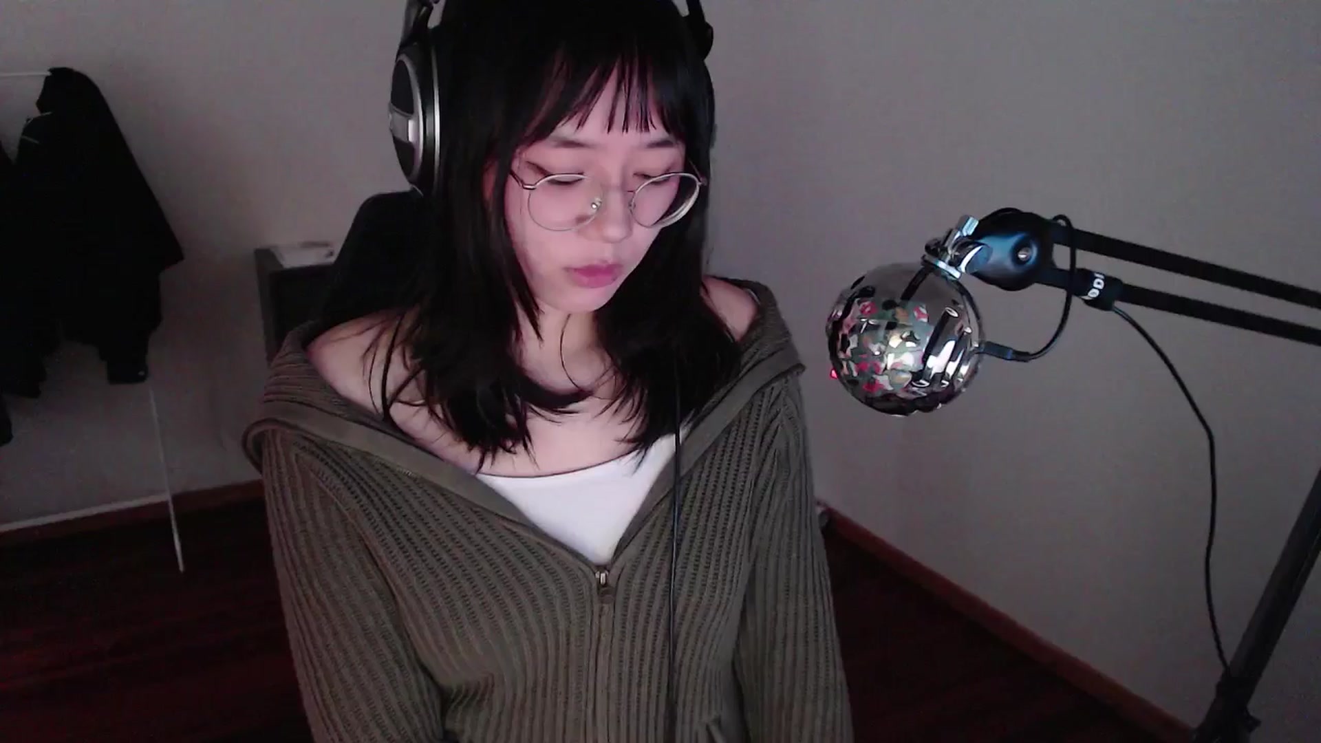 Gallery image thumbnail from ppshredder's myfreecams stream on, 10/17/2024, 12:50 image 5 of 20
