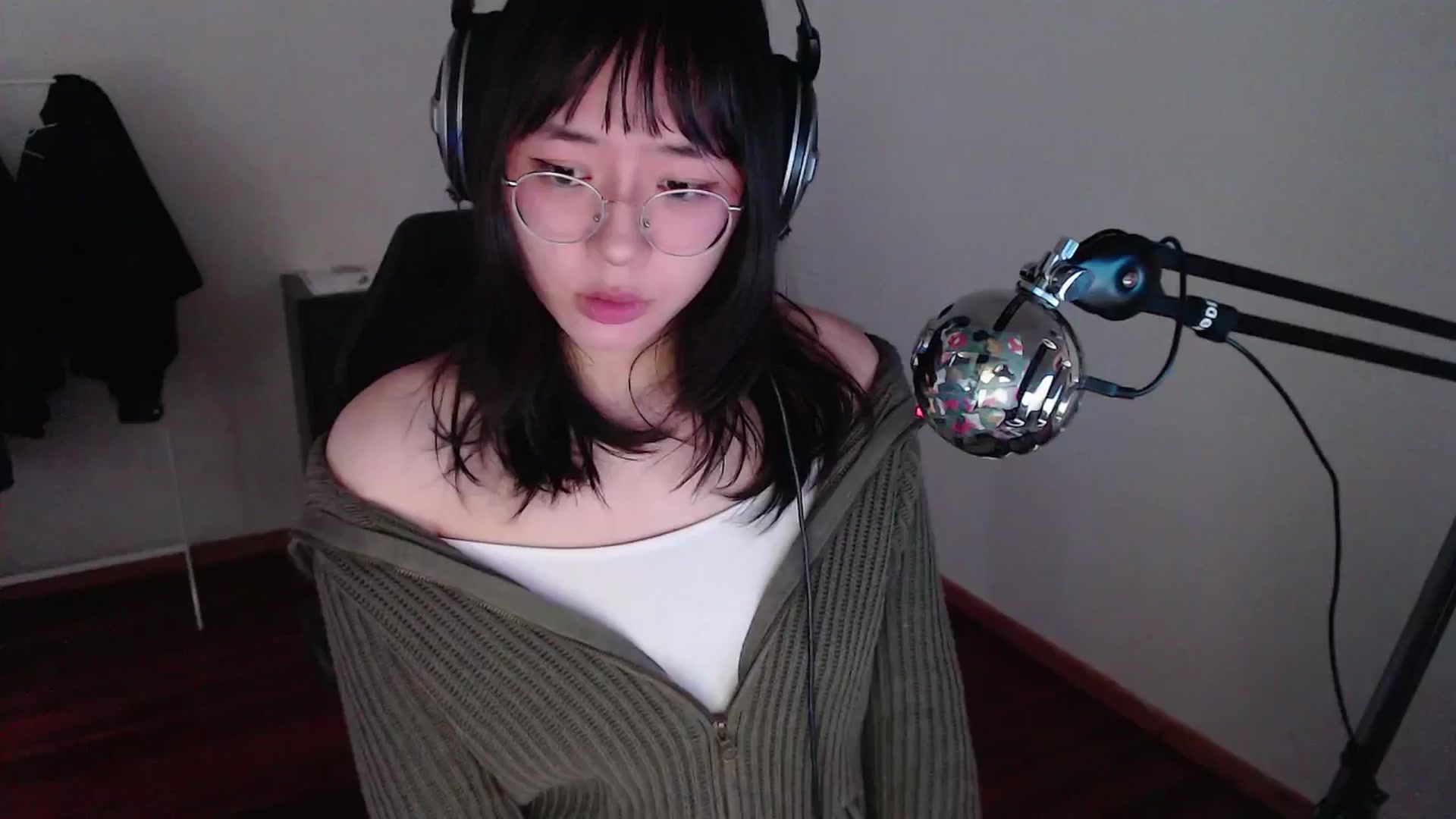 Gallery image thumbnail from ppshredder's myfreecams stream on, 10/17/2024, 12:50 image 4 of 20