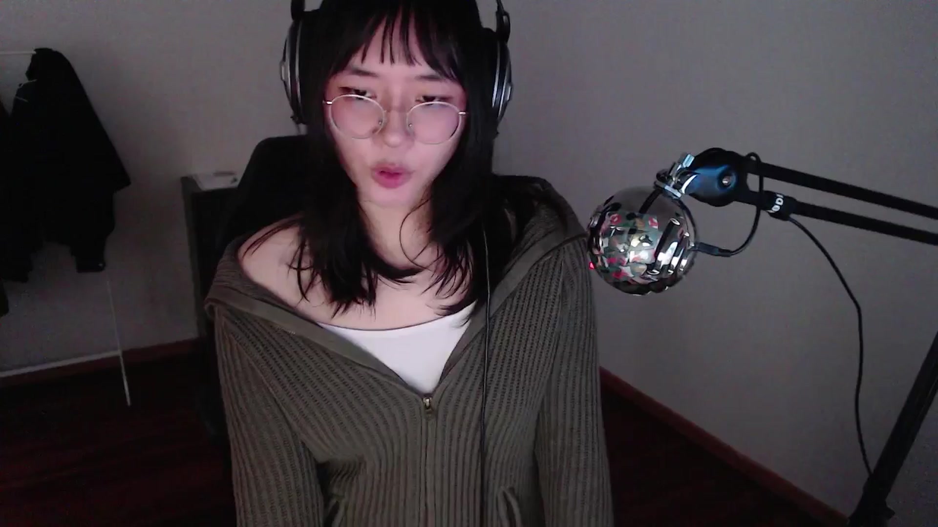 Gallery image thumbnail from ppshredder's myfreecams stream on, 10/17/2024, 12:50 image 10 of 20
