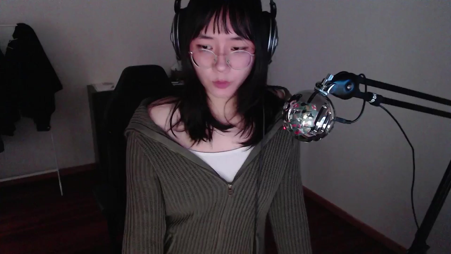 Gallery image thumbnail from ppshredder's myfreecams stream on, 10/17/2024, 12:50 image 9 of 20