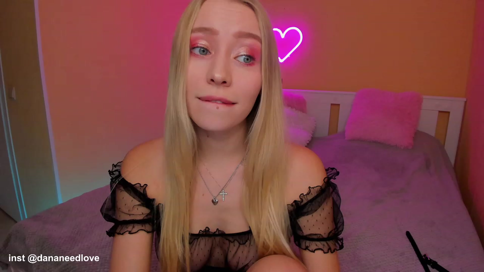 Gallery image thumbnail from pristine_edge's myfreecams stream on, 11/26/2022, 24:46 image 3 of 20