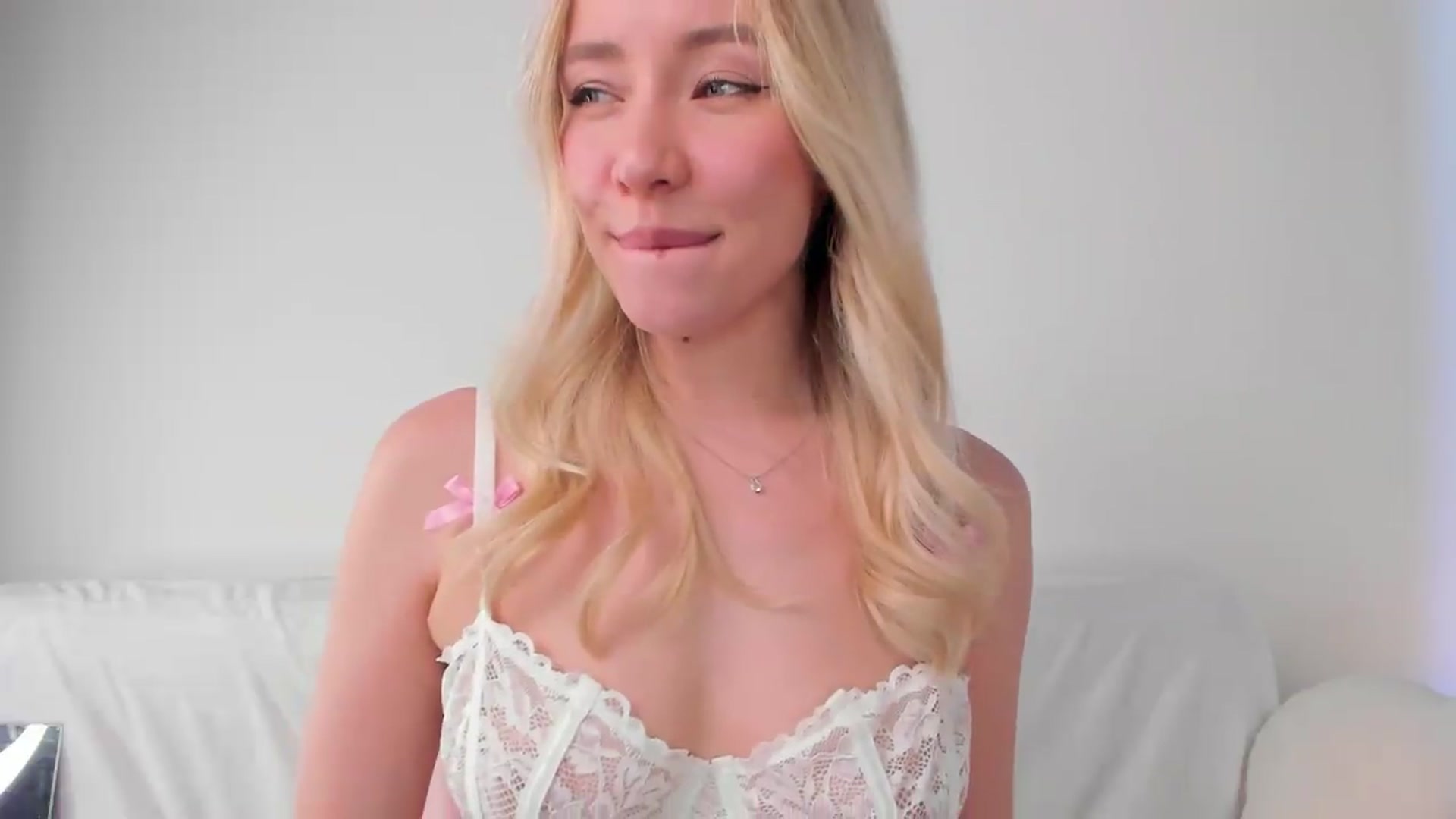Gallery image thumbnail from pristine_edge's myfreecams stream on, 05/19/2026, 03:13 image 7 of 20