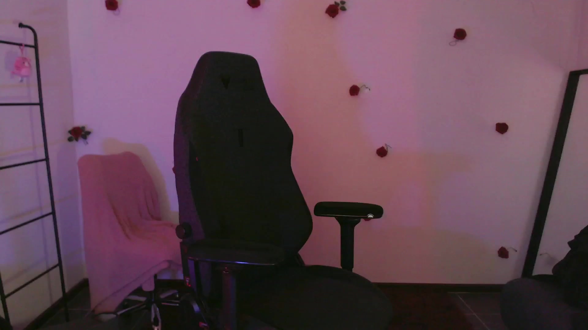 Gallery image thumbnail from r00m704v01d's myfreecams stream on, 03/19/2024, 02:32 image 18 of 20