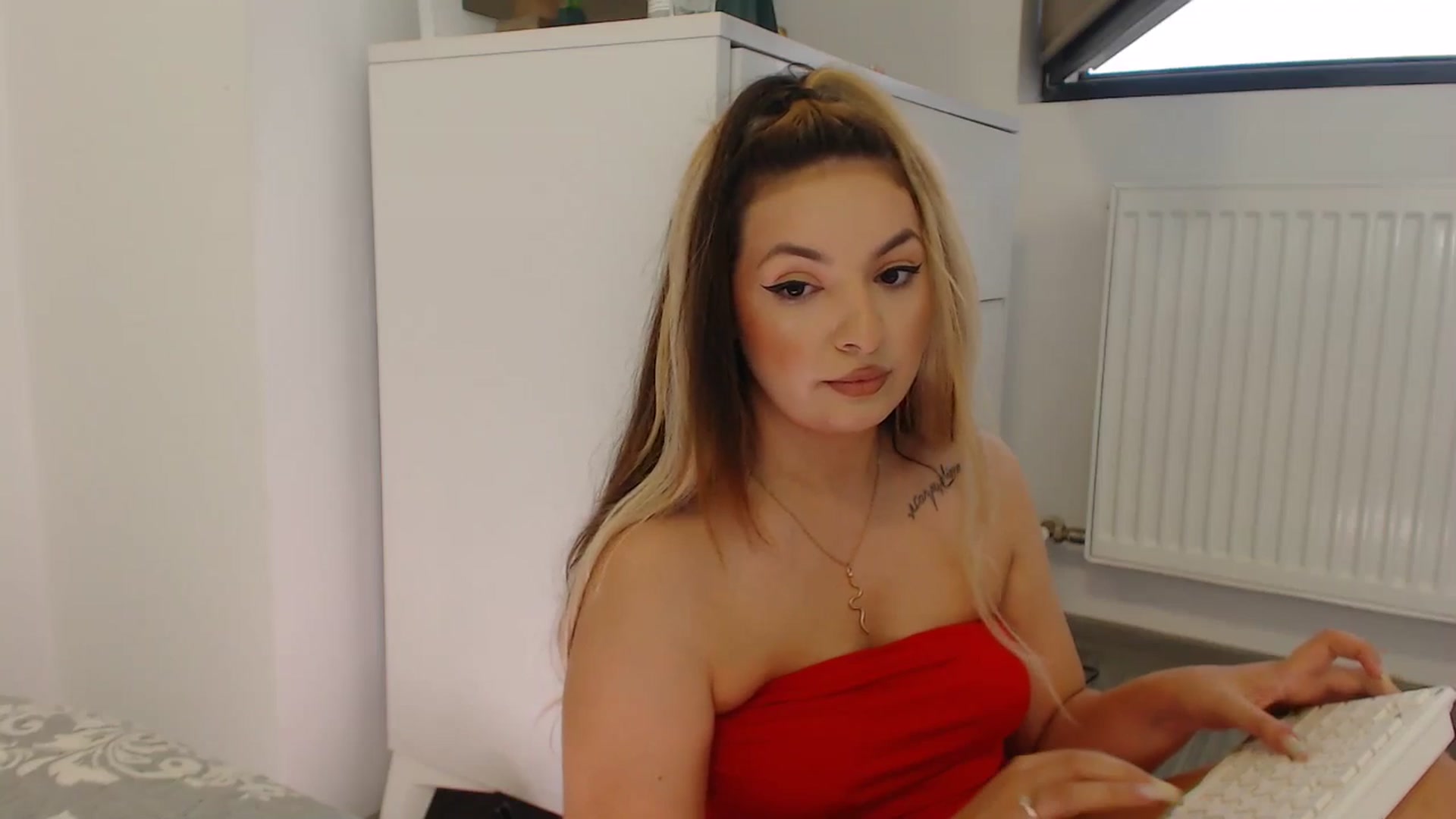 Gallery image thumbnail from rainbowsky's myfreecams stream on, 08/29/2024, 16:34 image 12 of 20