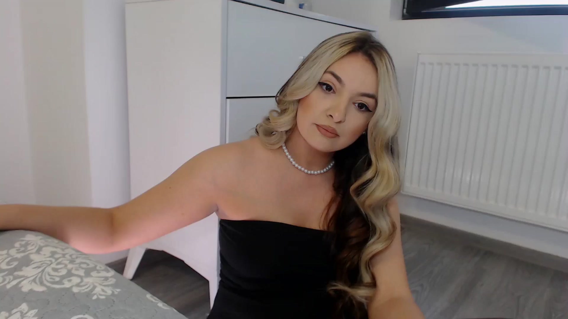 Gallery image thumbnail from rainbowsky's myfreecams stream on, 08/31/2024, 19:20 image 1 of 20