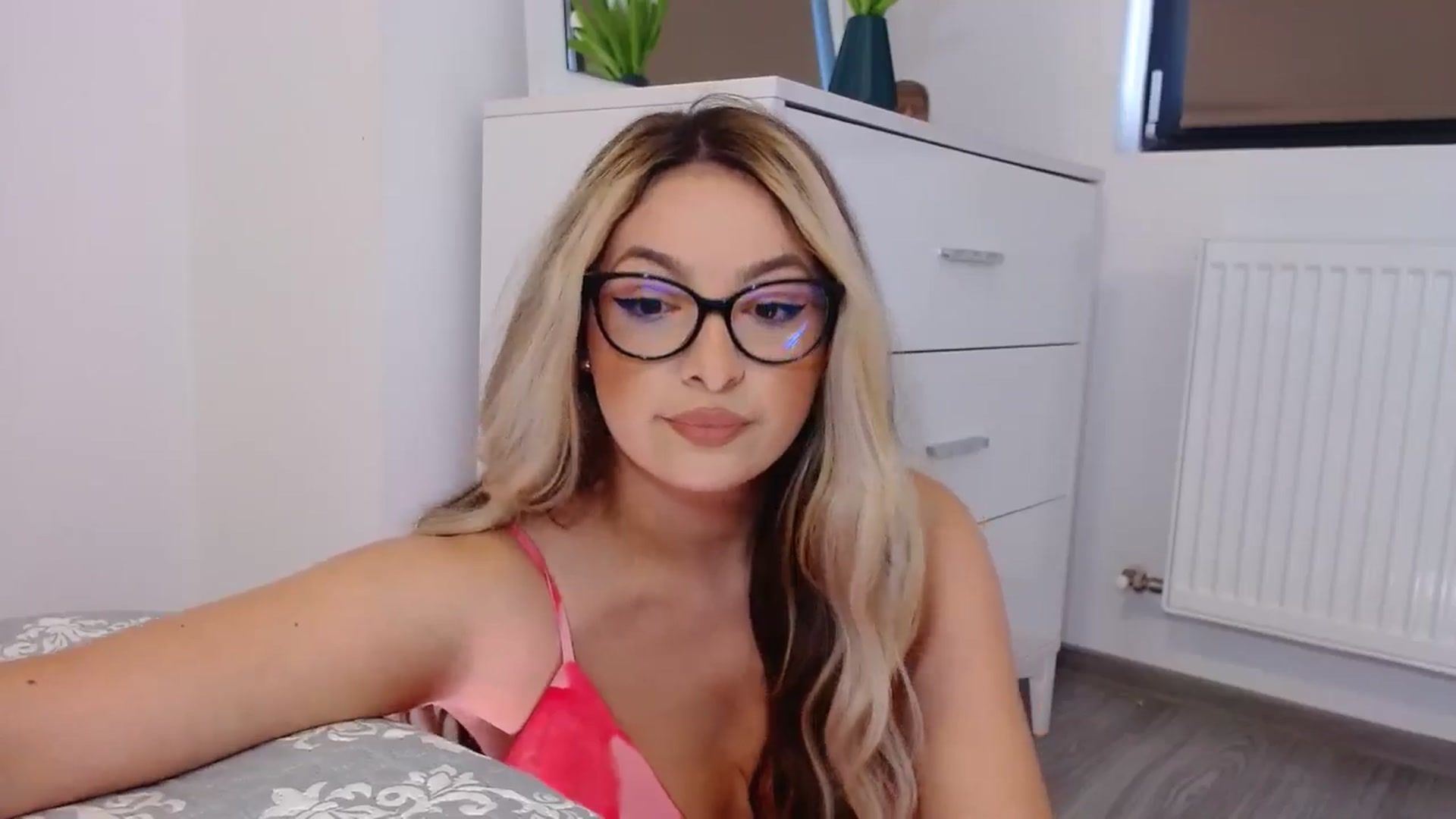 Gallery image thumbnail from rainbowsky's myfreecams stream on, 09/09/2024, 14:04 image 10 of 20
