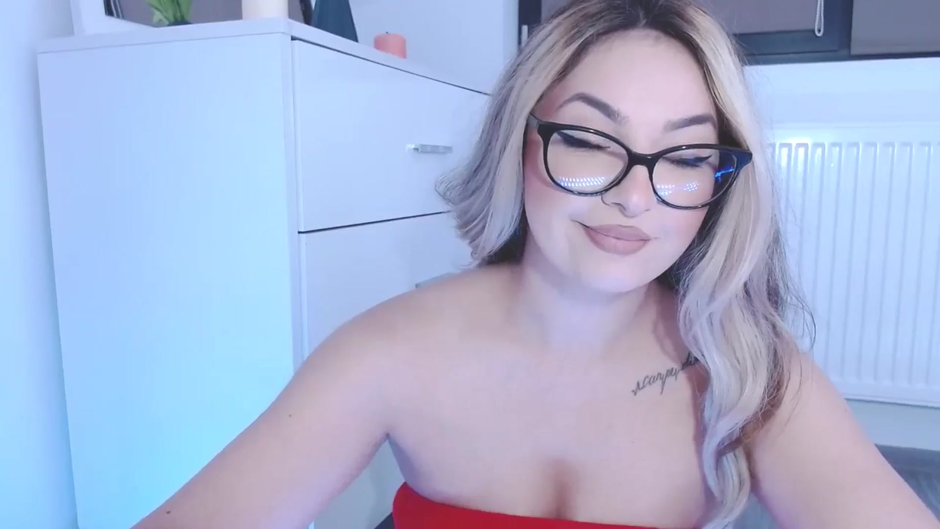 Gallery image thumbnail from rainbowsky's myfreecams stream on, 09/28/2024, 16:58 image 9 of 20