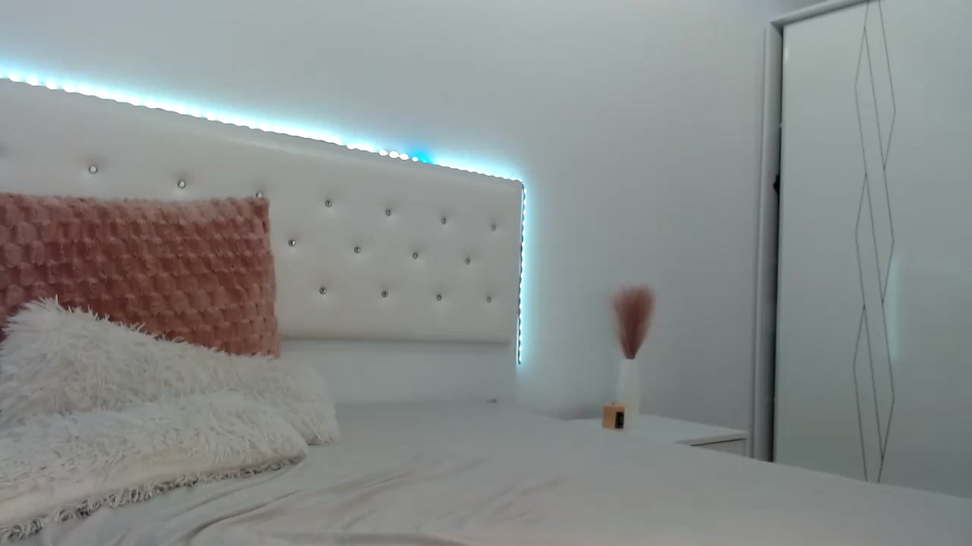 Gallery image thumbnail from rainbowsky's myfreecams stream on, 08/24/2025, 15:45 image 17 of 20