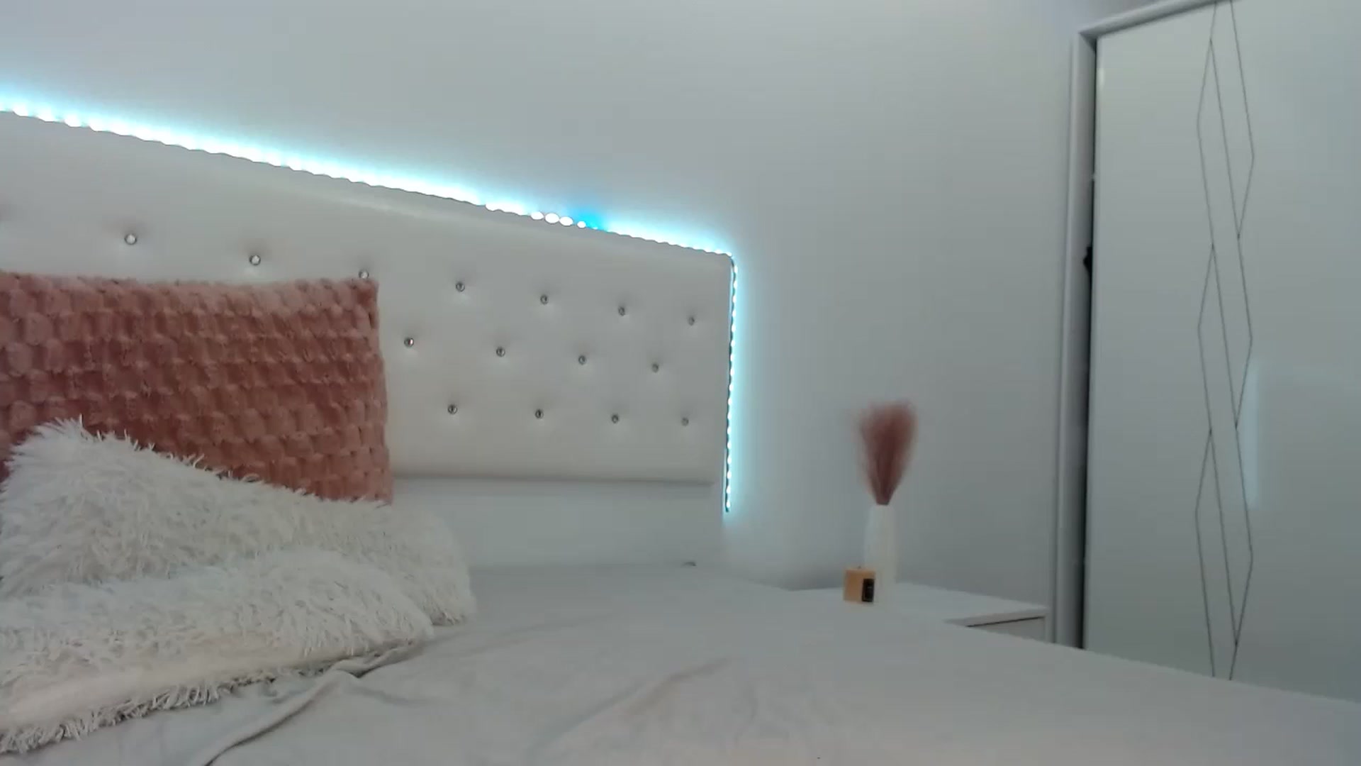 Gallery image thumbnail from rainbowsky's myfreecams stream on, 08/24/2025, 15:45 image 16 of 20