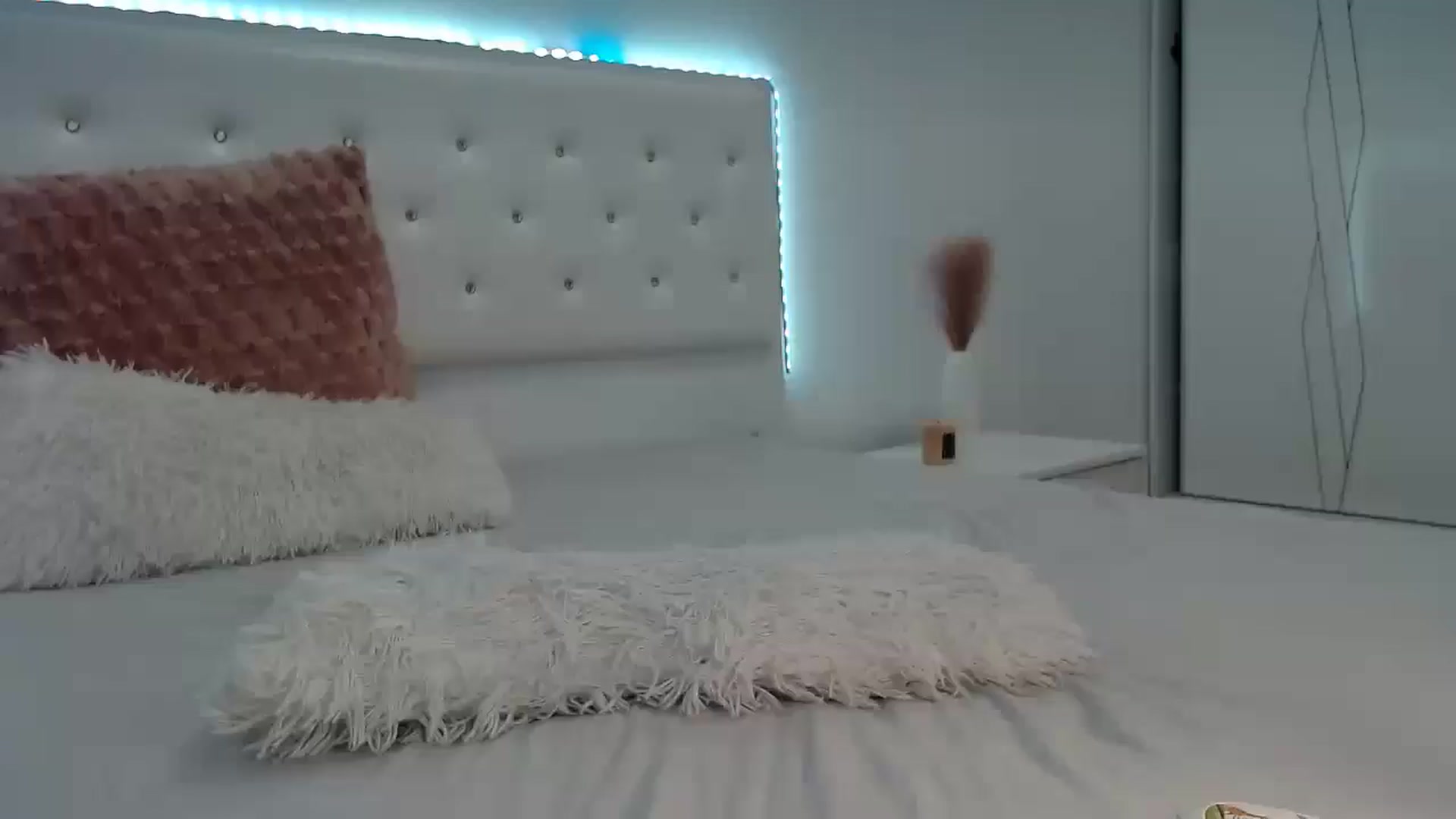 Gallery image thumbnail from rainbowsky's myfreecams stream on, 08/24/2025, 15:45 image 19 of 20