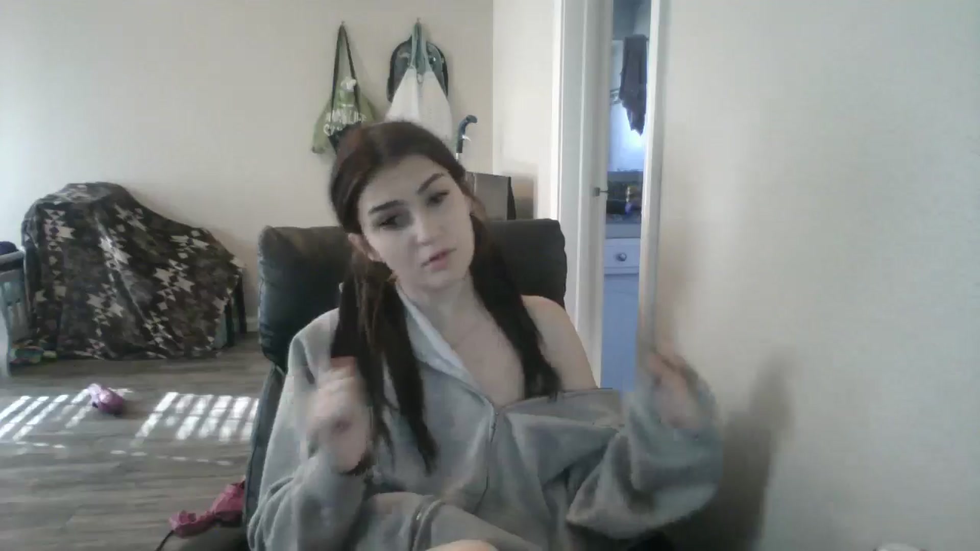 Gallery image thumbnail from realangel's myfreecams stream on, 09/26/2024, 15:12 image 15 of 20