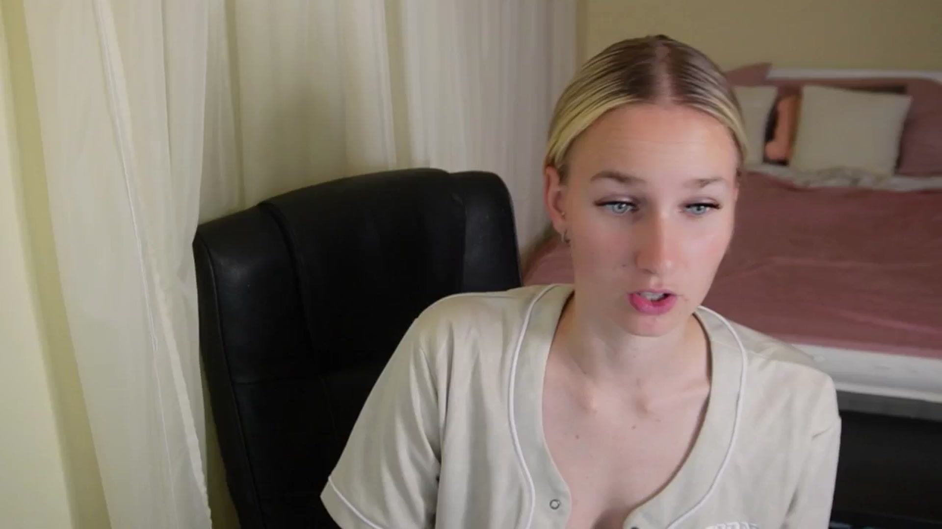 Gallery image thumbnail from realmiagold's myfreecams stream on, 05/13/2024, 06:29 image 10 of 20