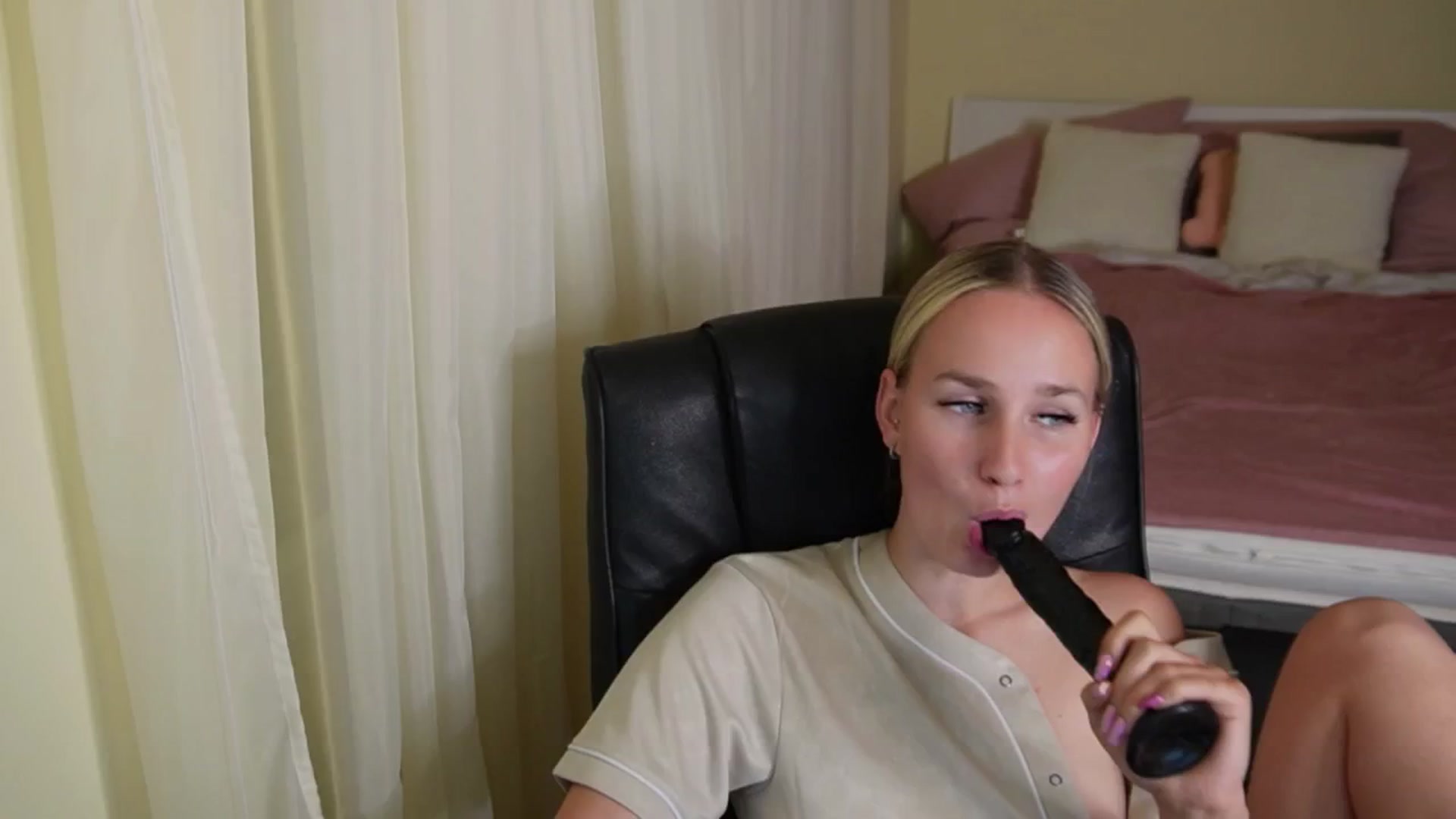 Gallery image thumbnail from realmiagold's myfreecams stream on, 05/13/2024, 06:29 image 8 of 20