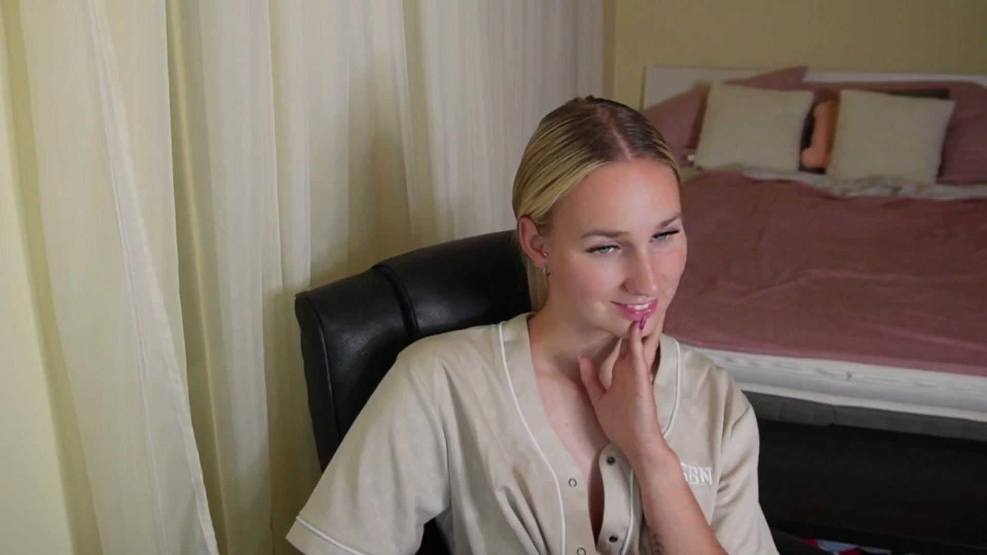 Gallery image thumbnail from realmiagold's myfreecams stream on, 05/13/2024, 06:29 image 1 of 20
