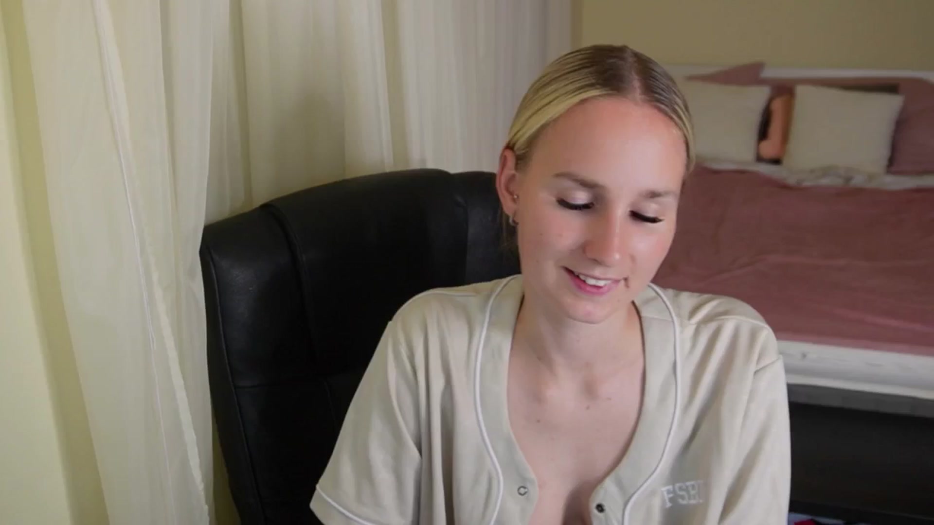 Gallery image thumbnail from realmiagold's myfreecams stream on, 05/13/2024, 06:29 image 13 of 20