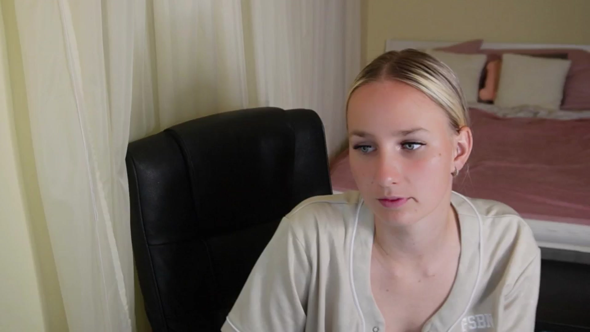 Gallery image thumbnail from realmiagold's myfreecams stream on, 05/13/2024, 06:29 image 12 of 20