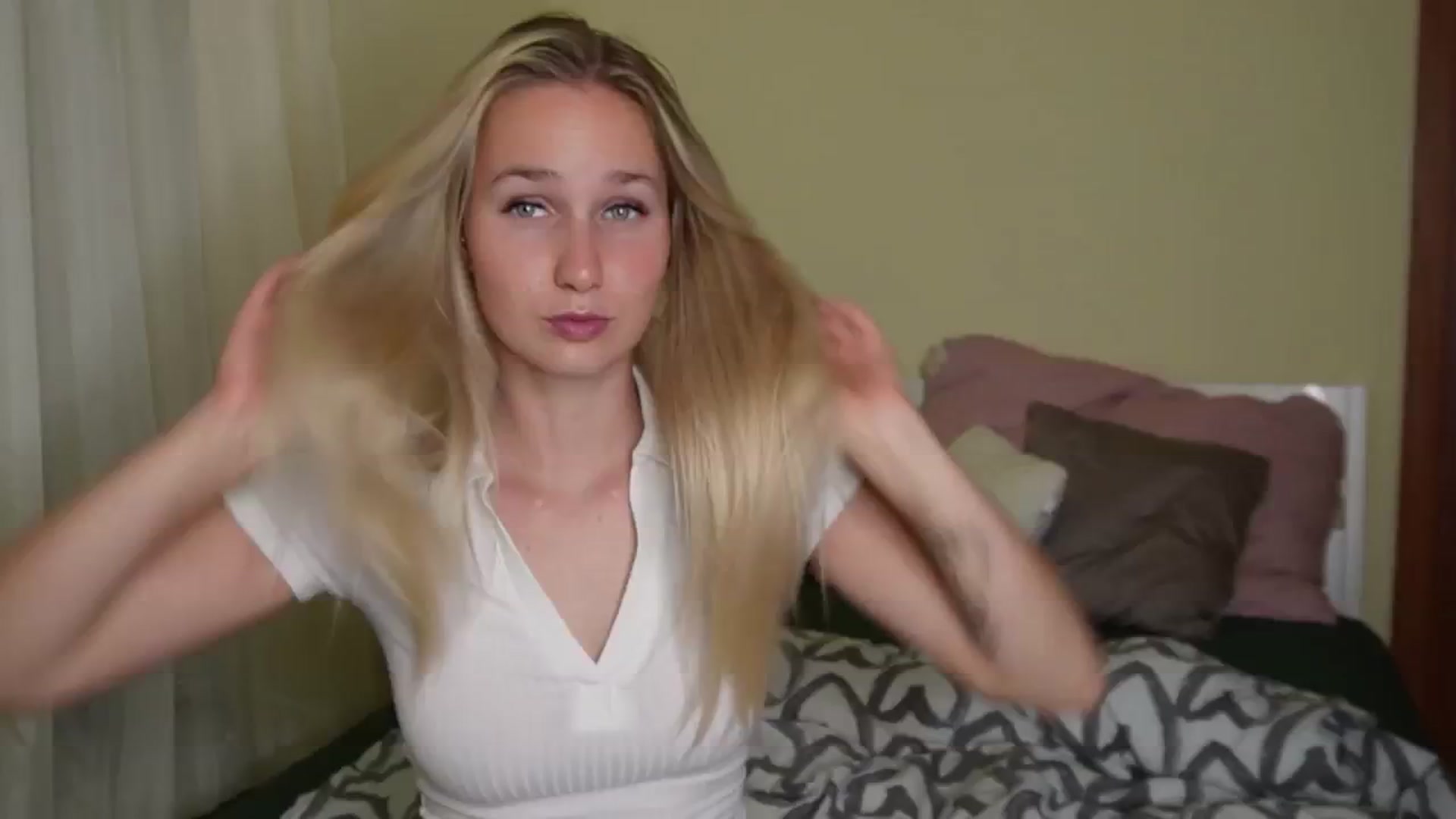 Gallery image thumbnail from realmiagold's myfreecams stream on, 05/25/2024, 19:58 image 18 of 20