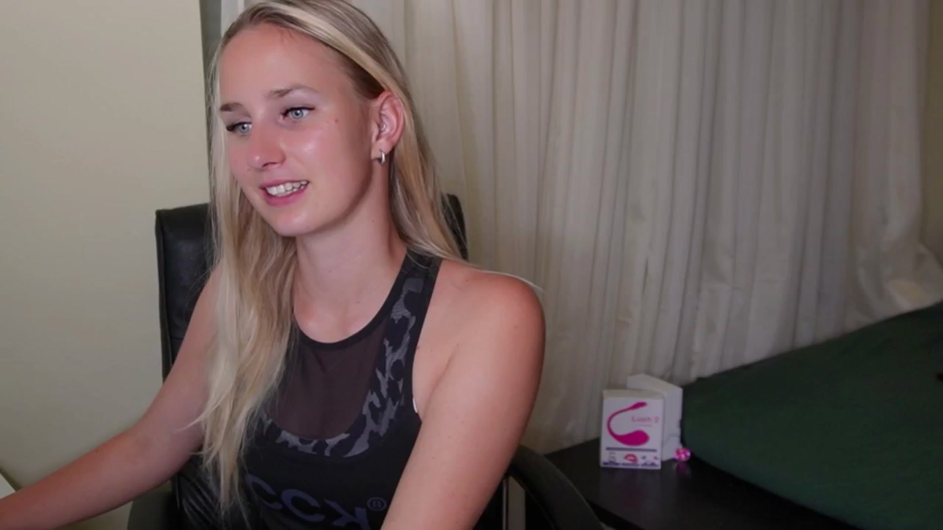 Gallery image thumbnail from realmiagold's myfreecams stream on, 05/27/2024, 19:30 image 1 of 20