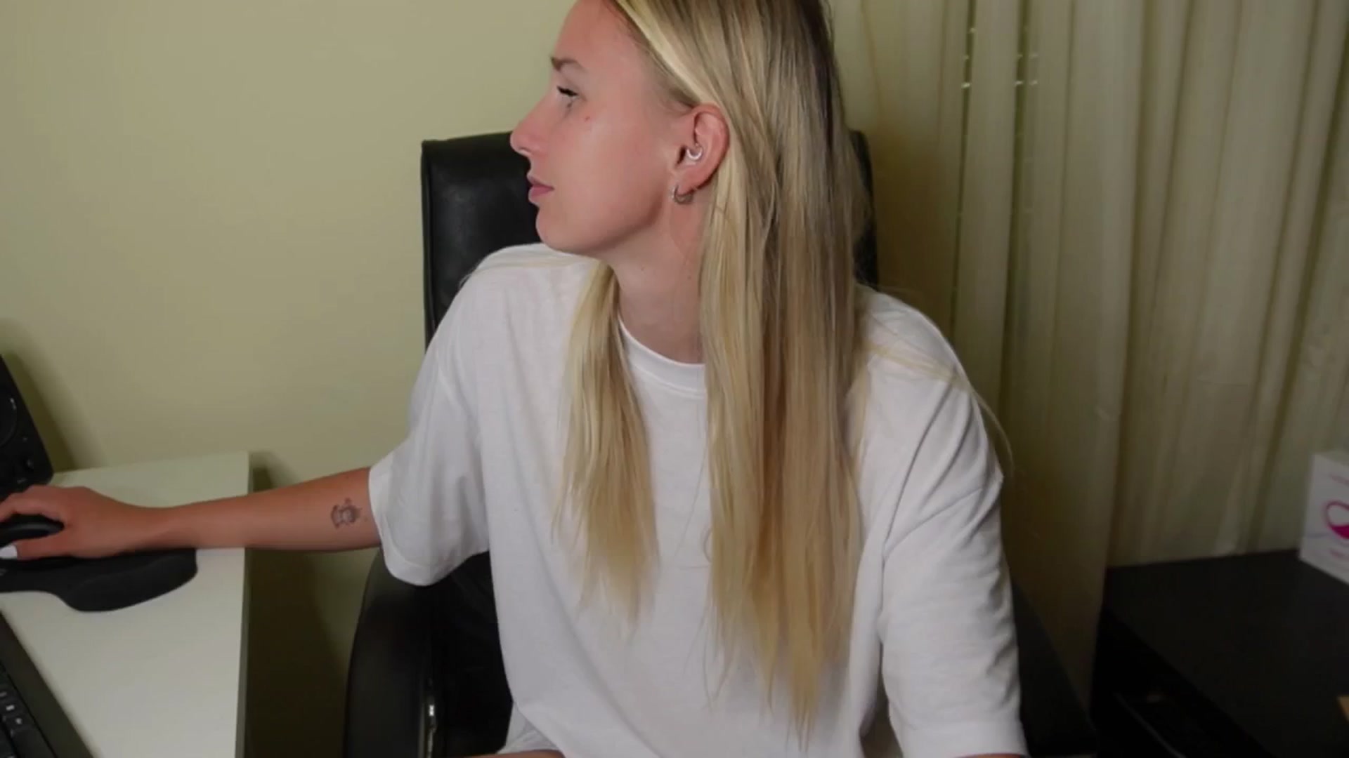Gallery image thumbnail from realmiagold's myfreecams stream on, 06/09/2024, 10:17 image 19 of 20