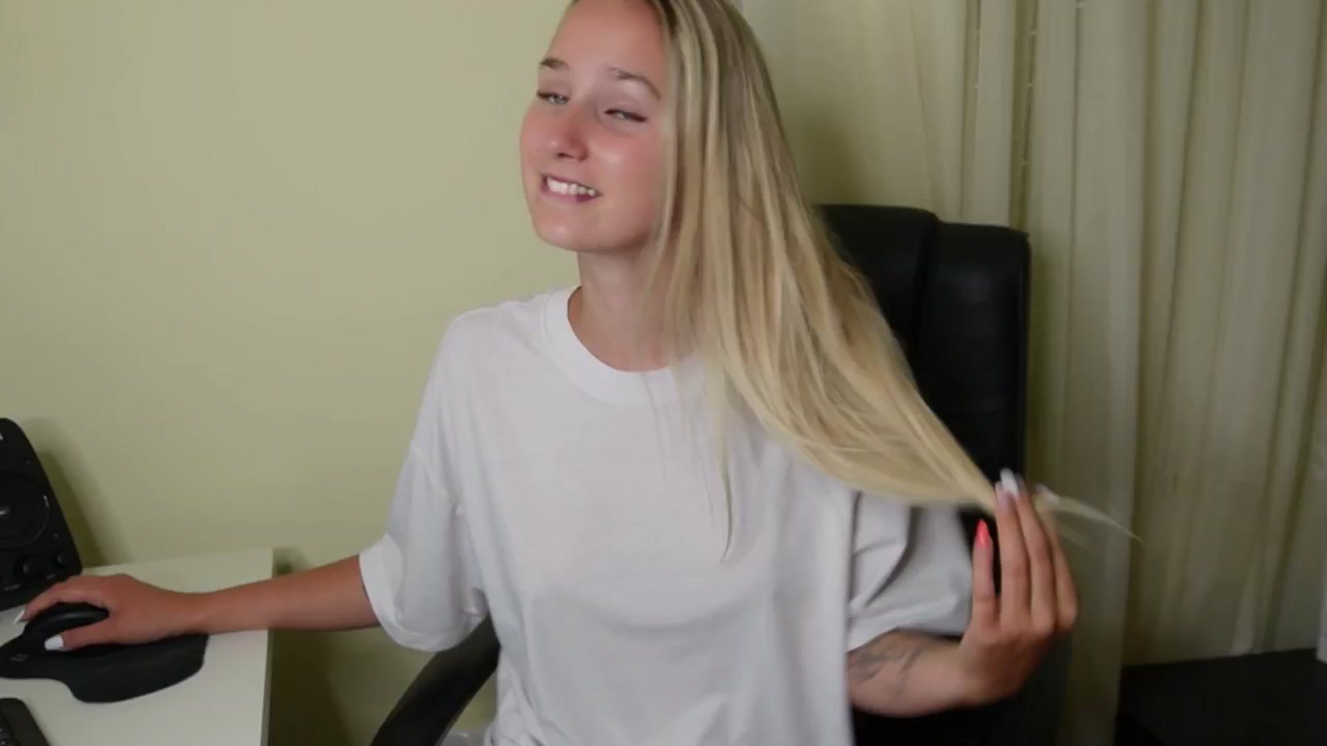 Gallery image thumbnail from realmiagold's myfreecams stream on, 06/09/2024, 10:17 image 9 of 20