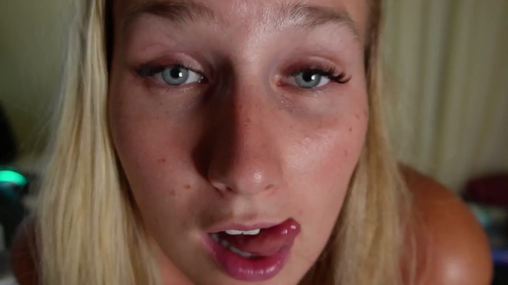 Gallery image thumbnail from realmiagold's myfreecams stream on, 07/19/2024, 17:50 image 15 of 20