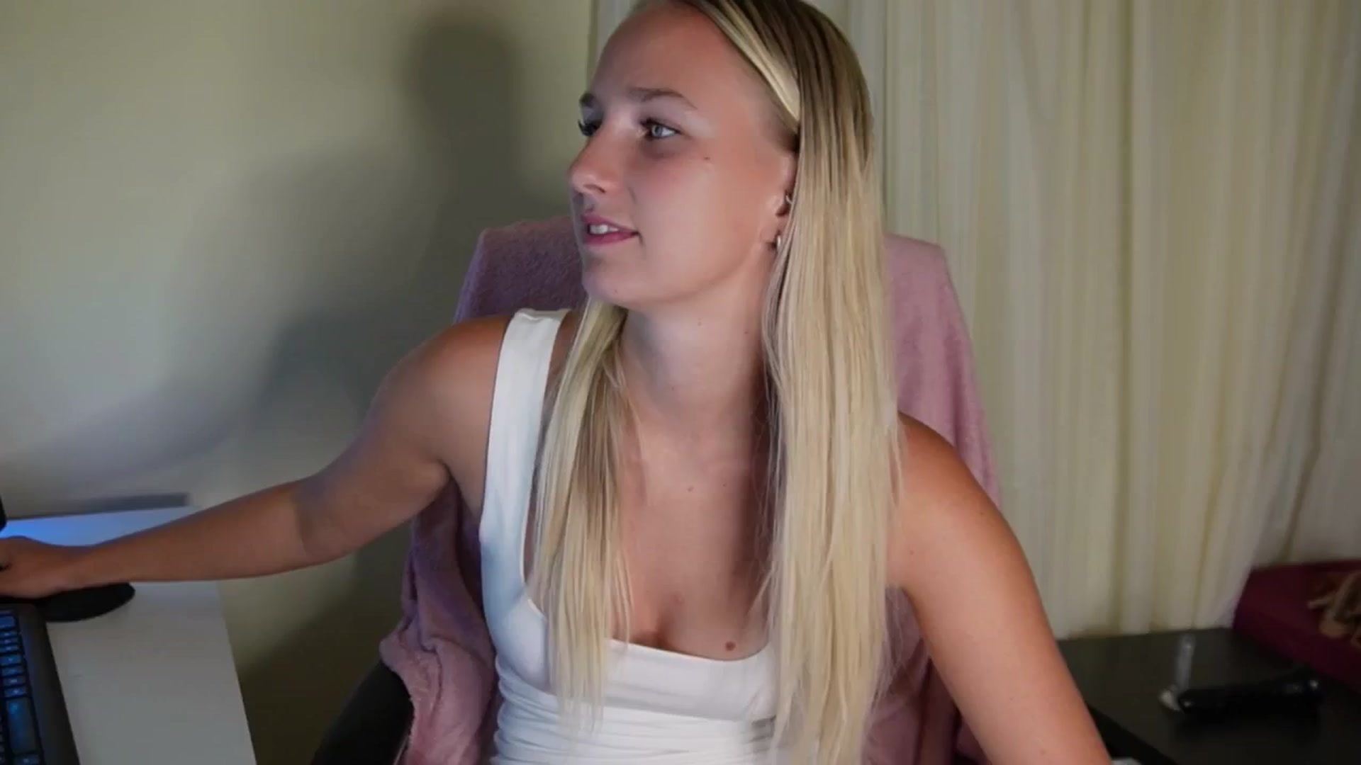 Gallery image thumbnail from realmiagold's myfreecams stream on, 07/26/2024, 09:28 image 8 of 20