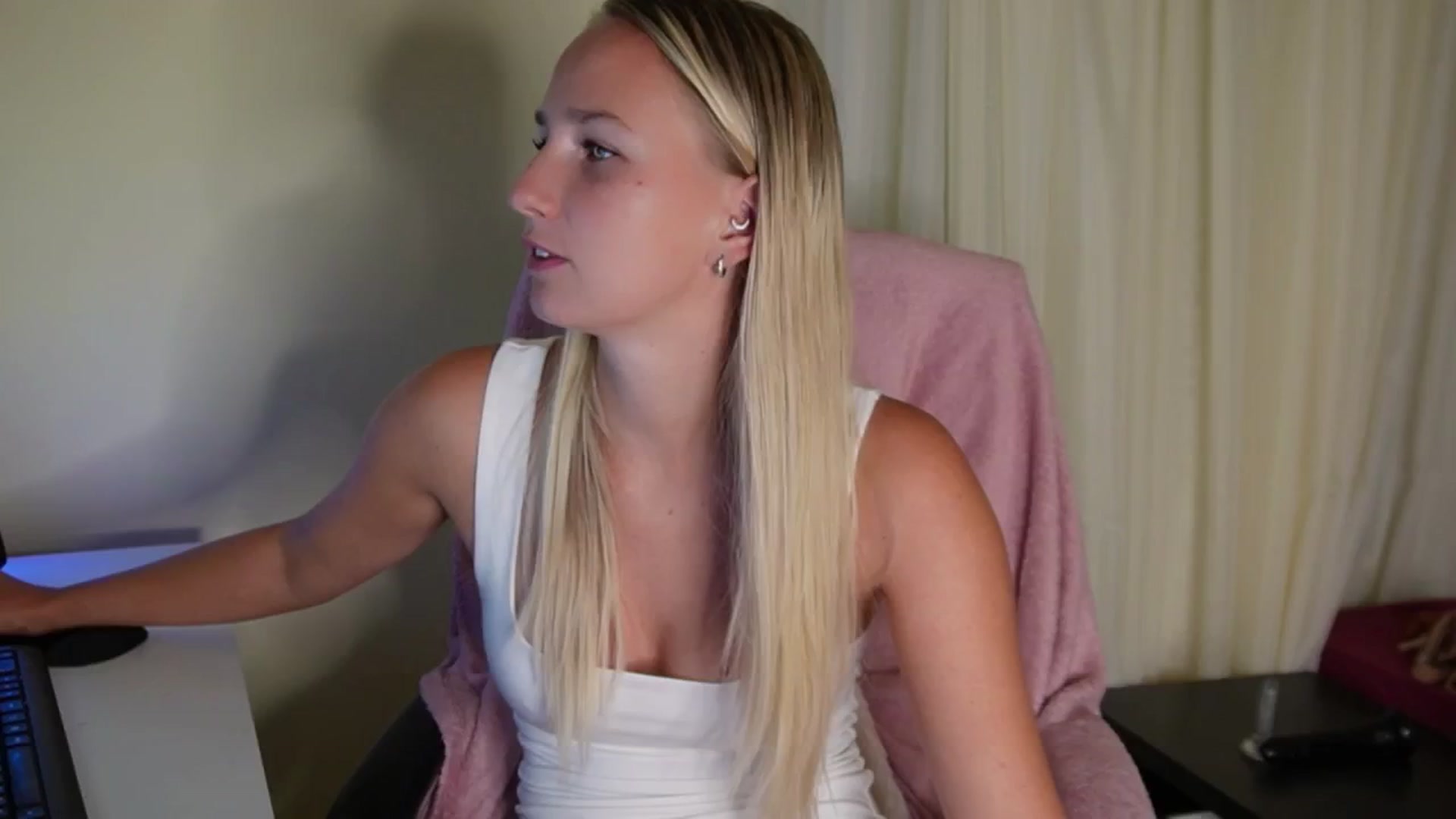 Gallery image thumbnail from realmiagold's myfreecams stream on, 07/26/2024, 09:28 image 12 of 20