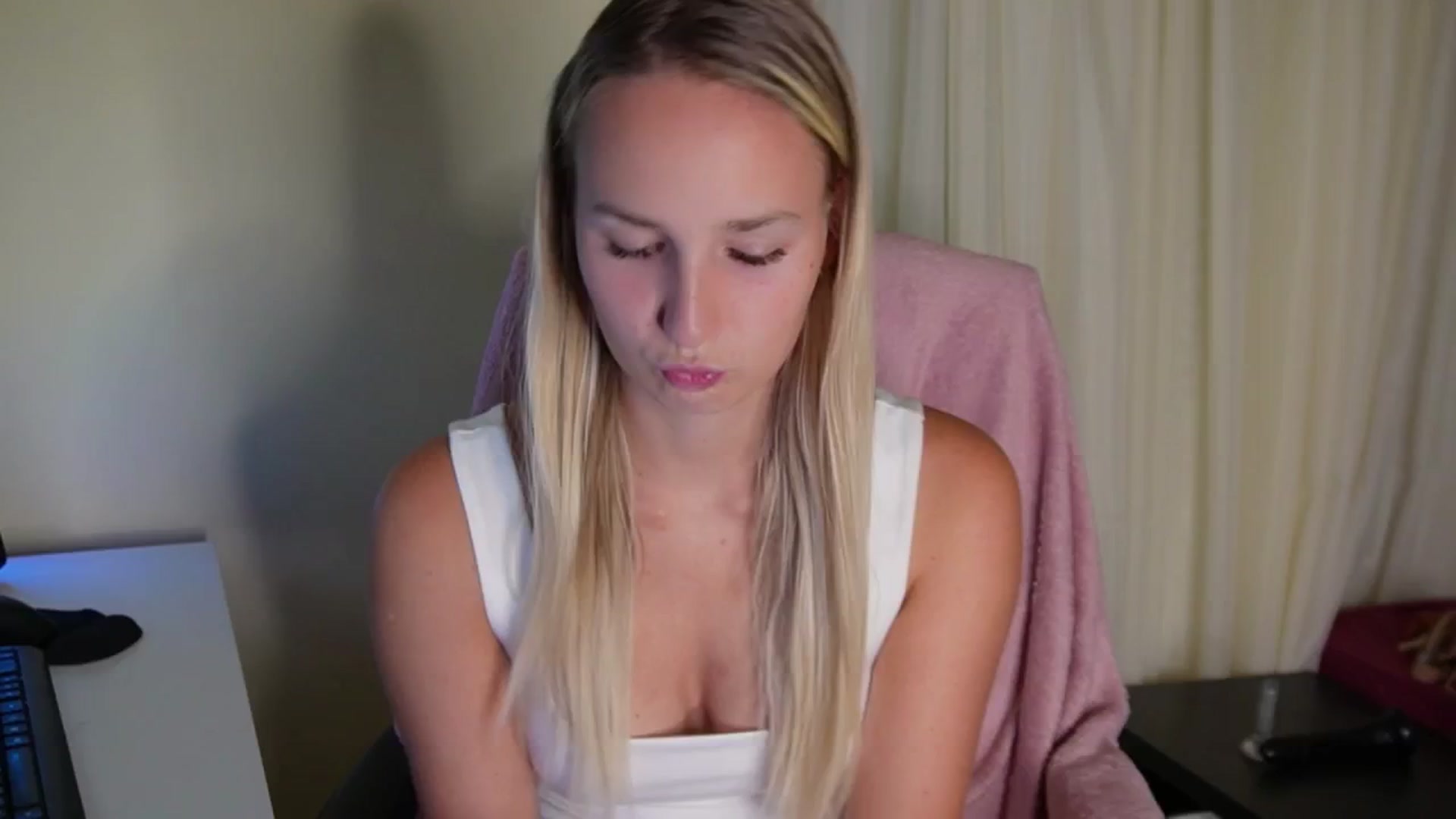 Gallery image thumbnail from realmiagold's myfreecams stream on, 07/26/2024, 09:28 image 5 of 20
