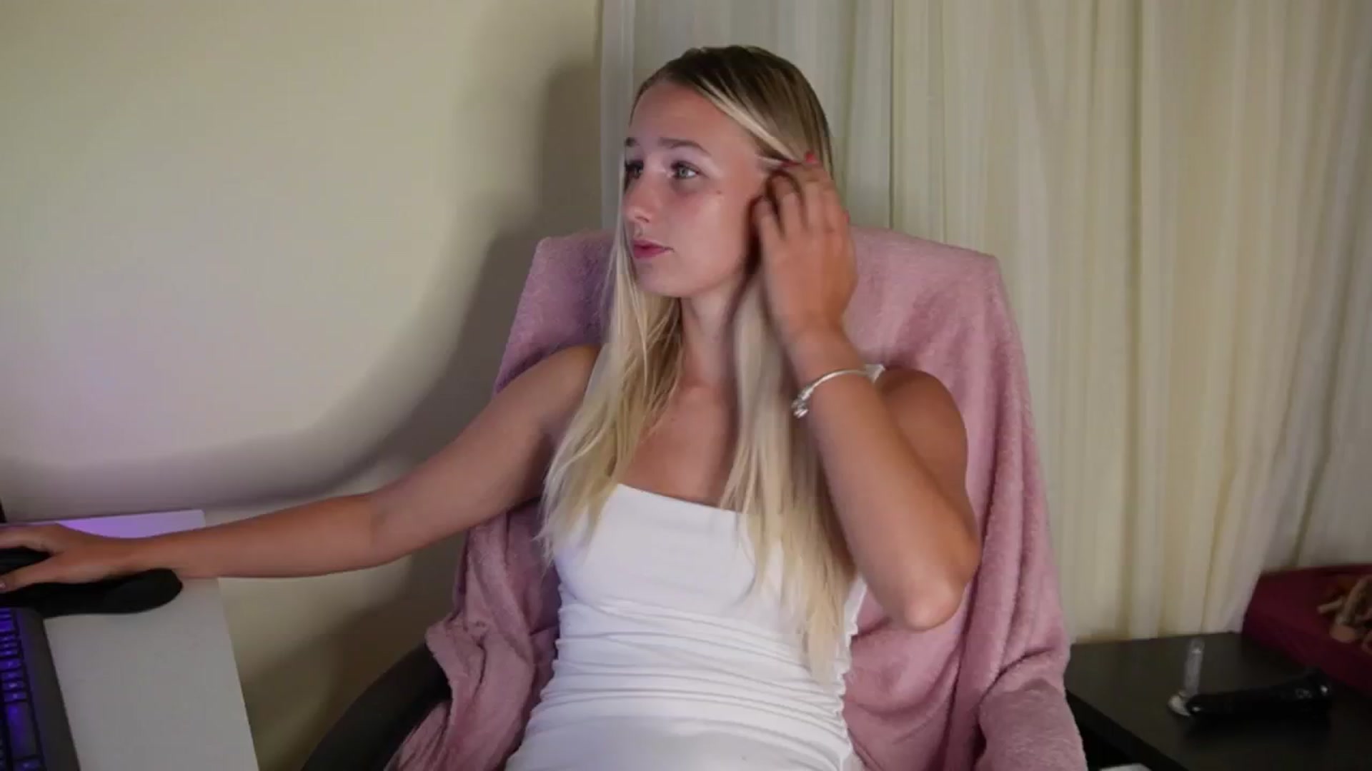 Gallery image thumbnail from realmiagold's myfreecams stream on, 07/26/2024, 09:28 image 14 of 20