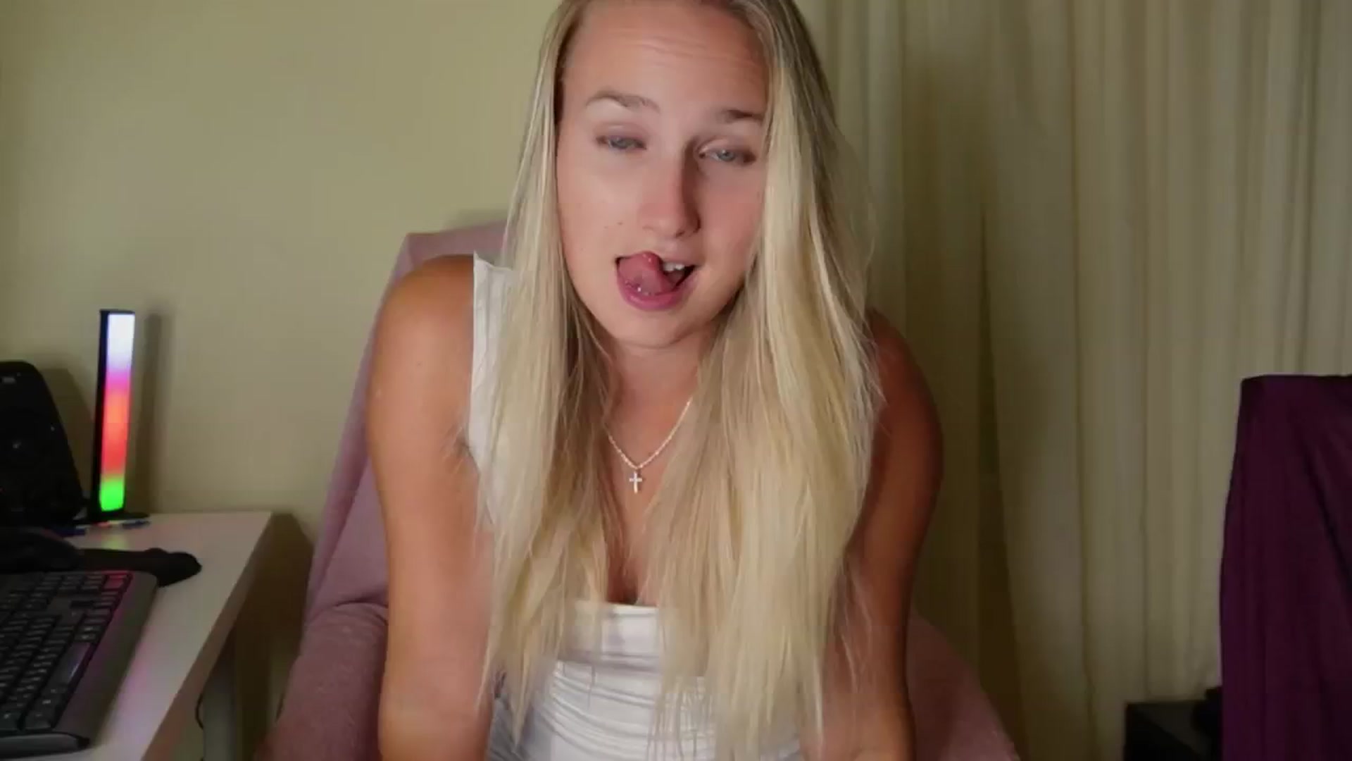 Gallery image thumbnail from realmiagold's myfreecams stream on, 08/24/2024, 19:19 image 1 of 20