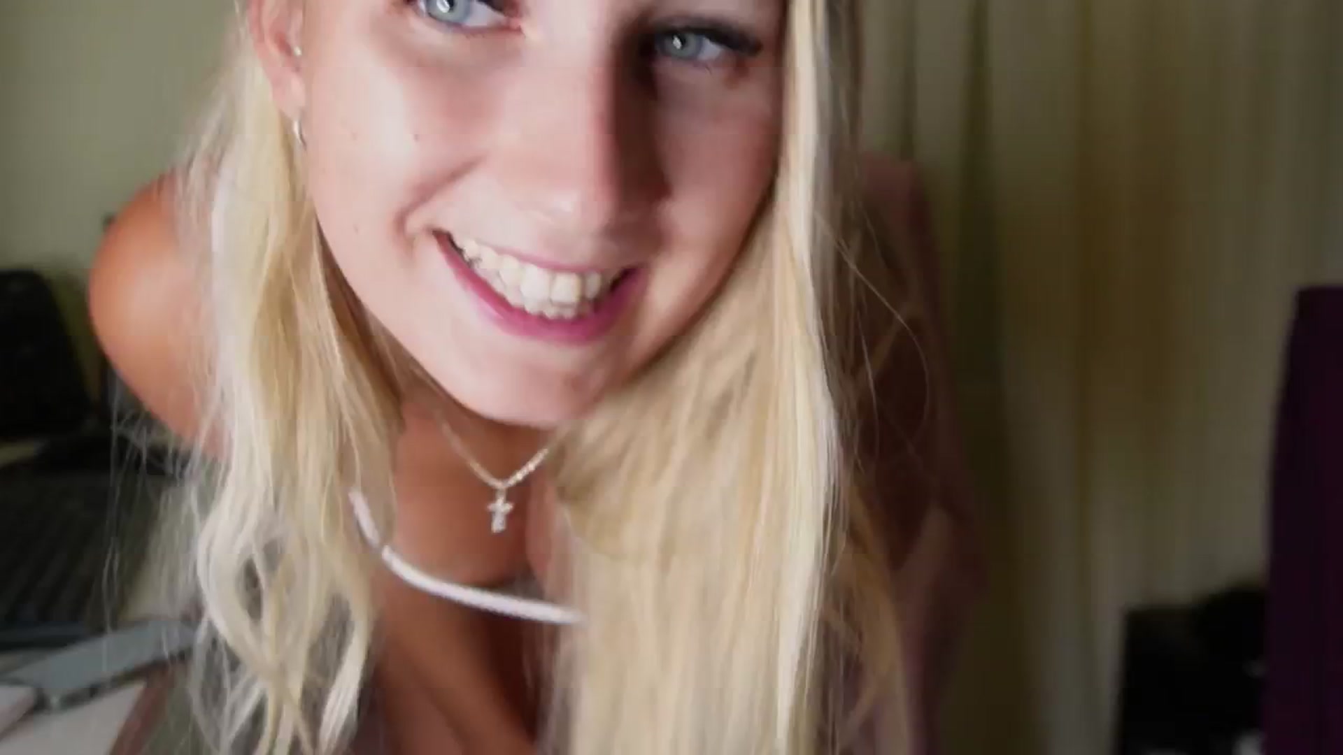 Gallery image thumbnail from realmiagold's myfreecams stream on, 08/25/2024, 04:43 image 3 of 20