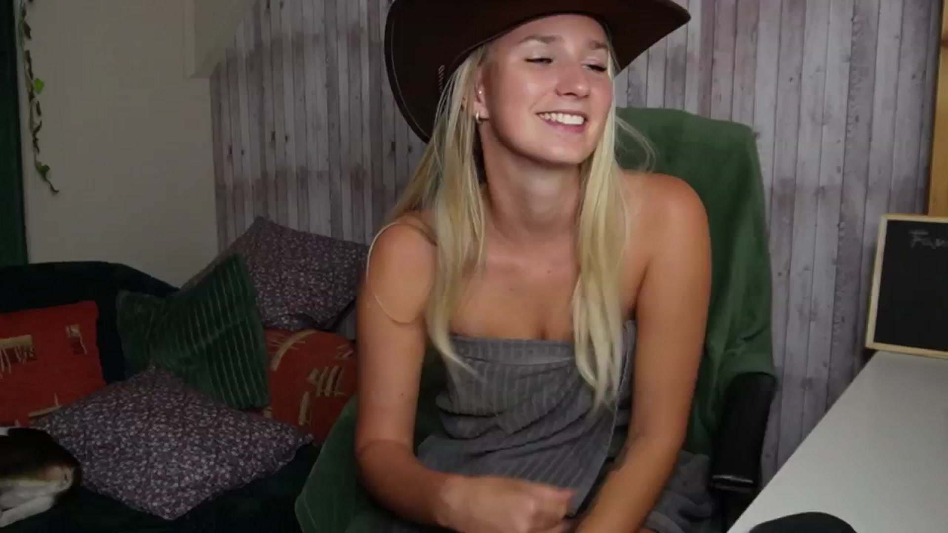 Gallery image thumbnail from realmiagold's myfreecams stream on, 09/29/2024, 04:39 image 17 of 20