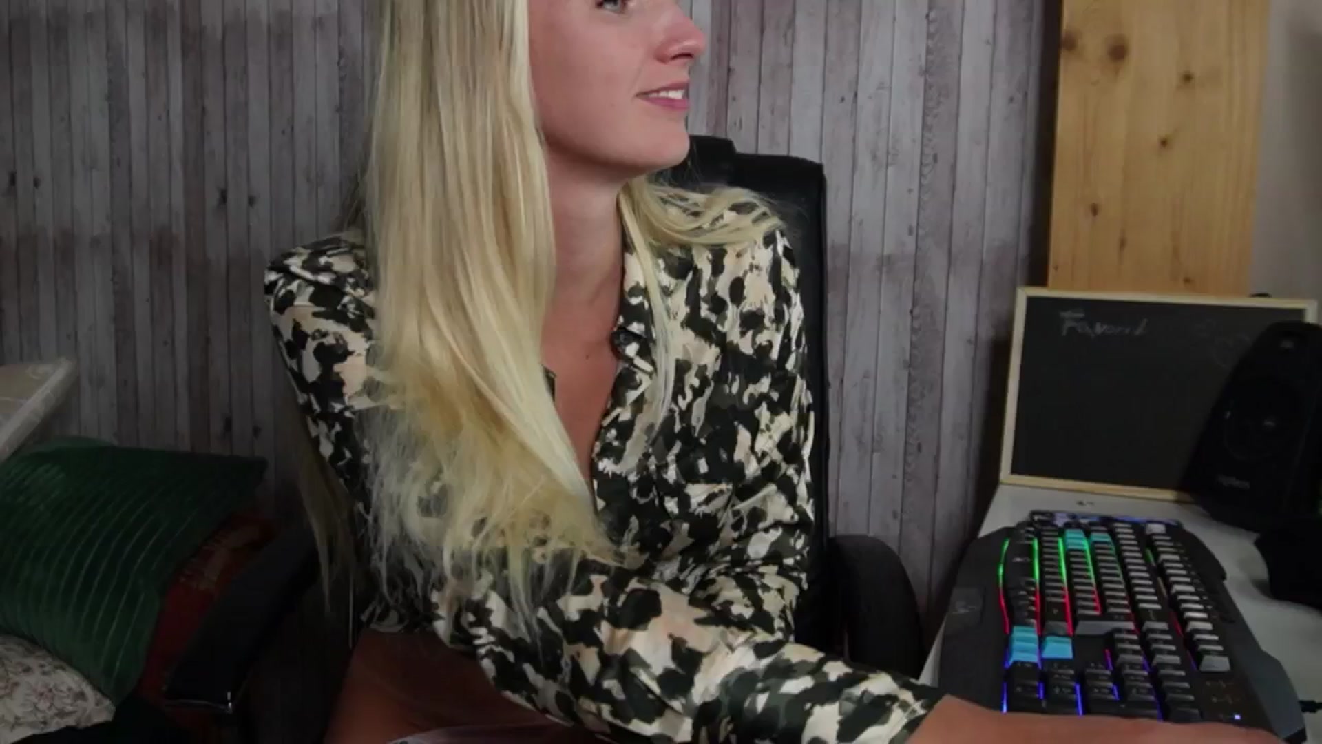 Gallery image thumbnail from realmiagold's myfreecams stream on, 10/04/2024, 14:36 image 4 of 20