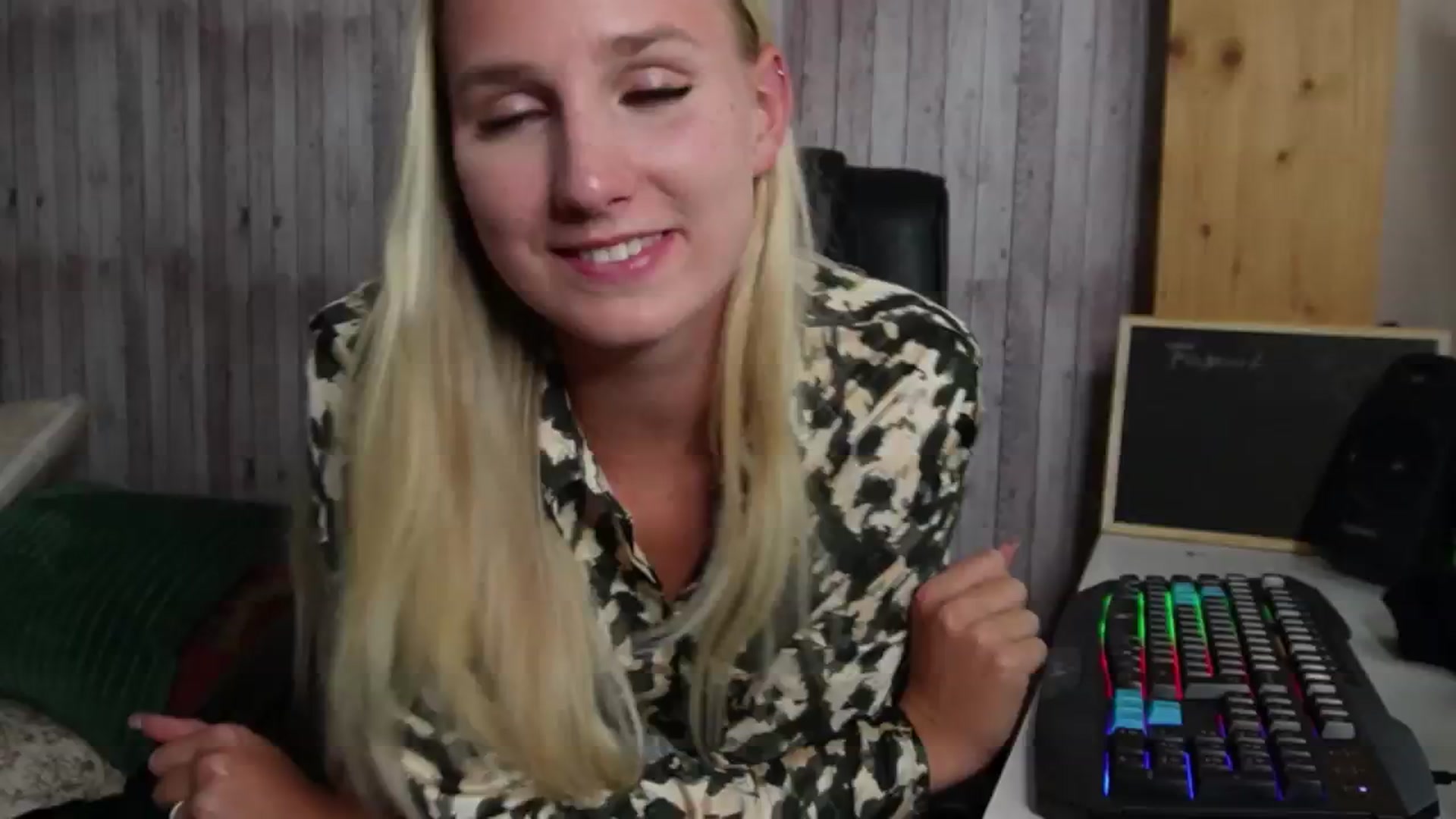 Gallery image thumbnail from realmiagold's myfreecams stream on, 10/04/2024, 14:36 image 5 of 20