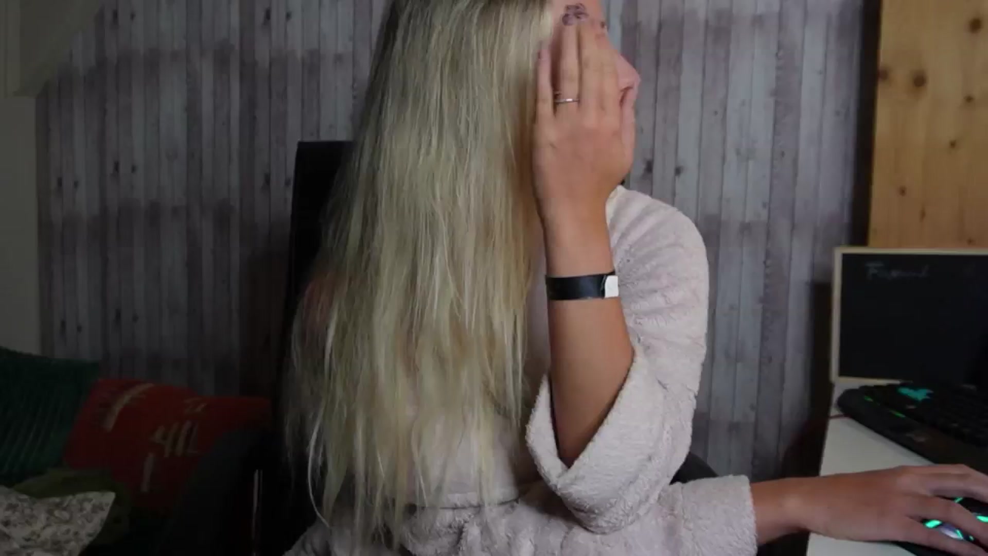 Gallery image thumbnail from realmiagold's myfreecams stream on, 10/07/2024, 04:58 image 20 of 20